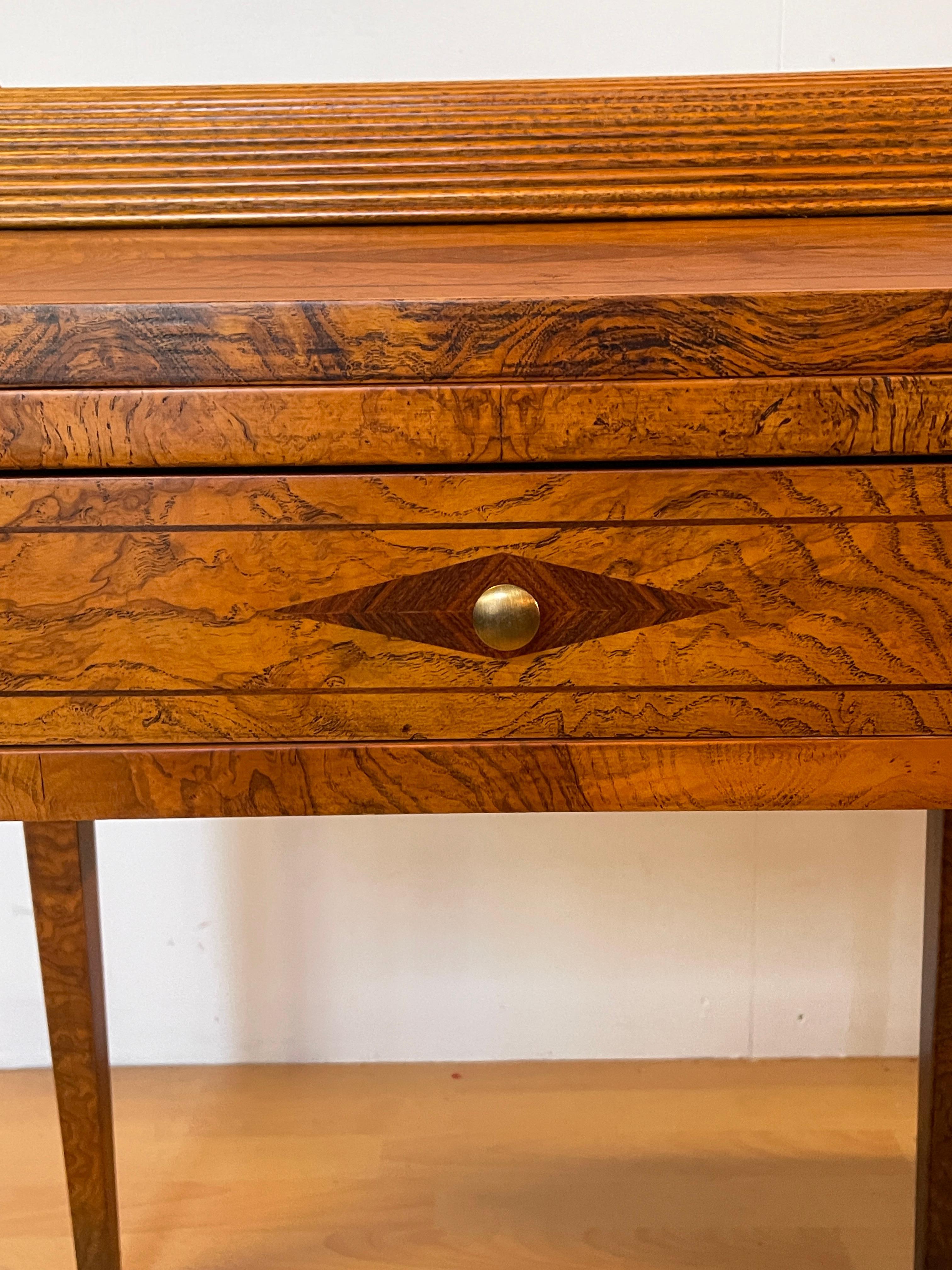 Scrivania in legno noce intarsiato stile italiano anni '60 in vendita 6