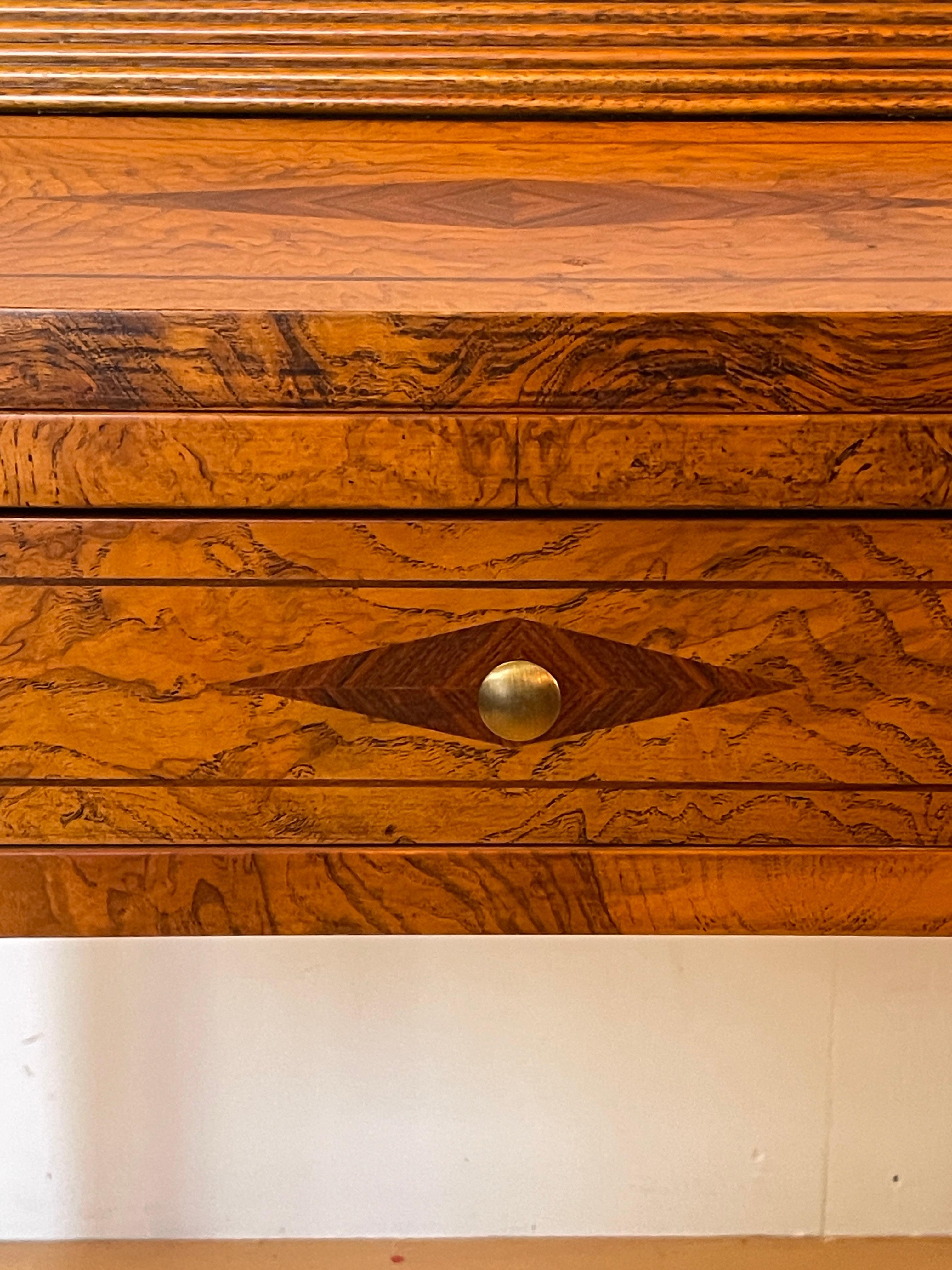 Scrivania in legno noce intarsiato stile italiano anni '60 in vendita 7