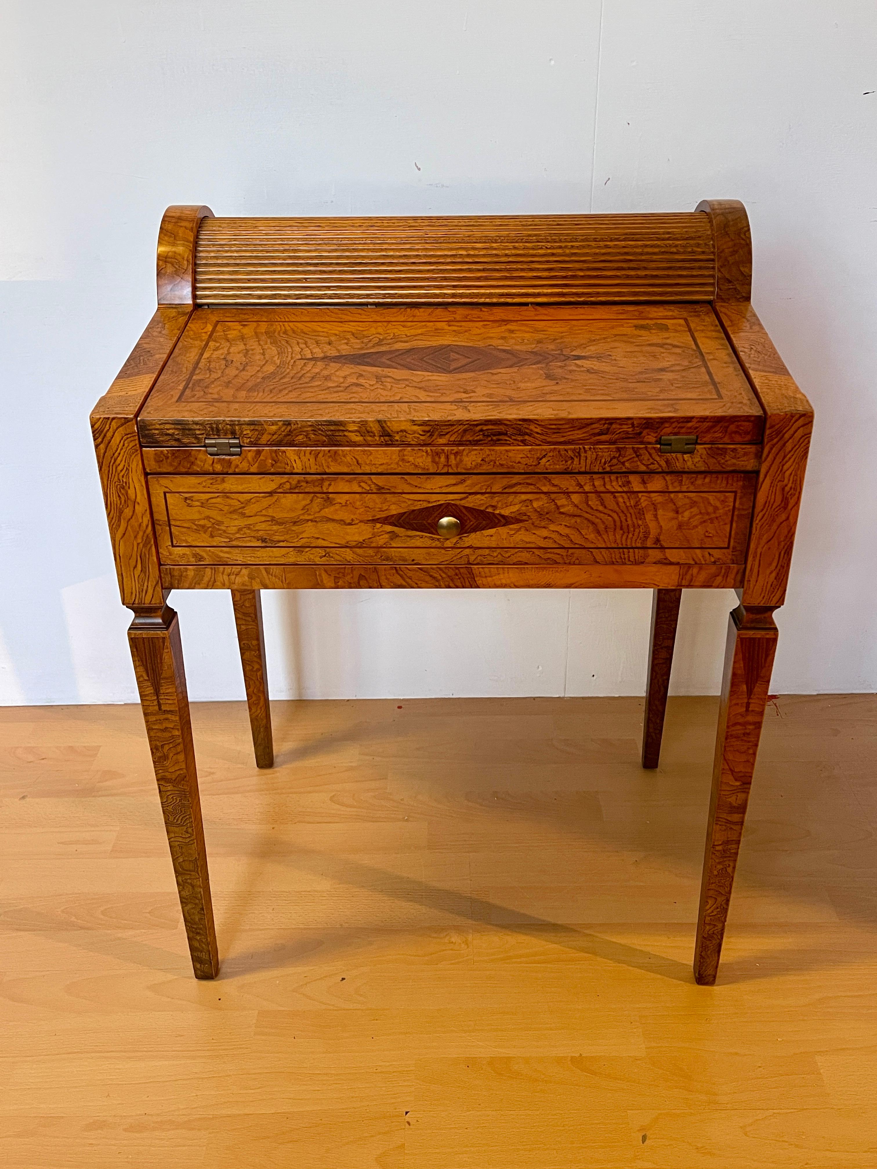 Scrivania in legno noce intarsiato, stile italiano anni '60 - Private Collection Domenico Rugiano