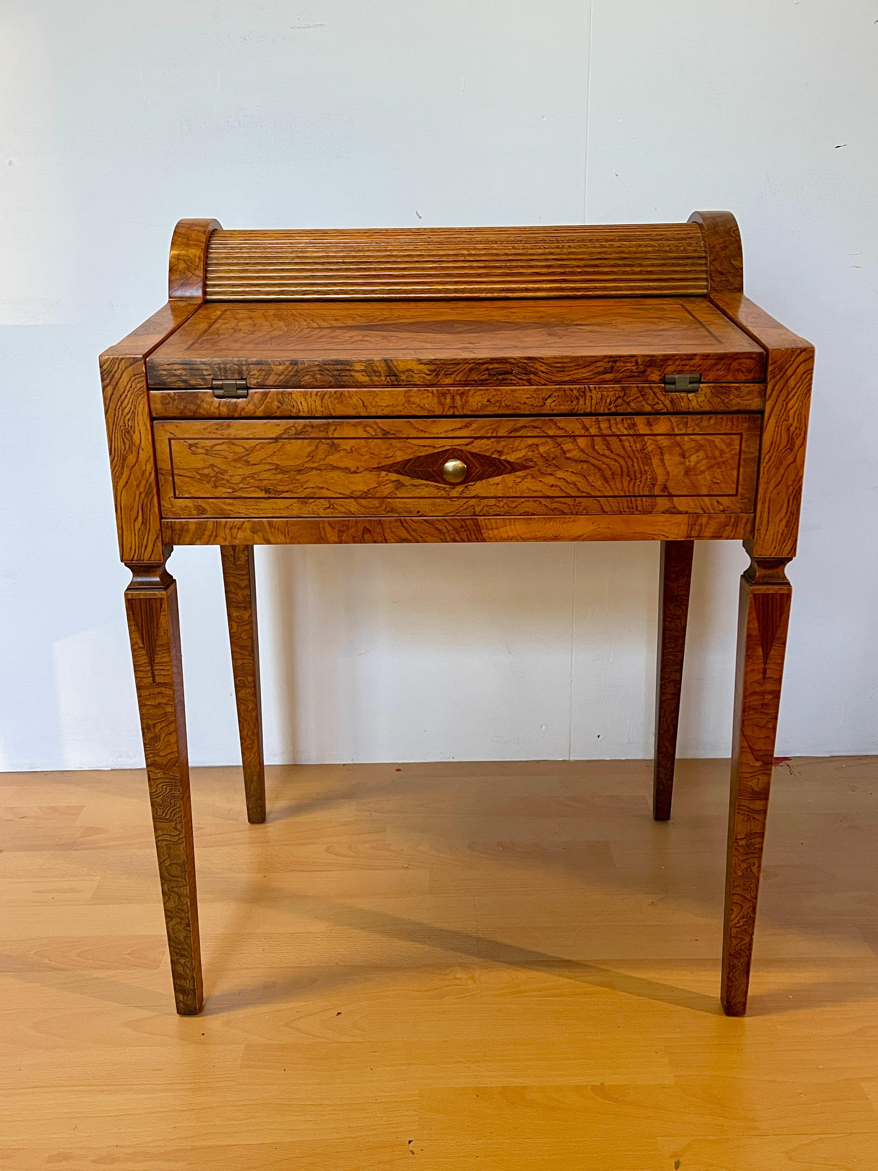 Altro Scrivania in legno noce intarsiato stile italiano anni '60 in vendita