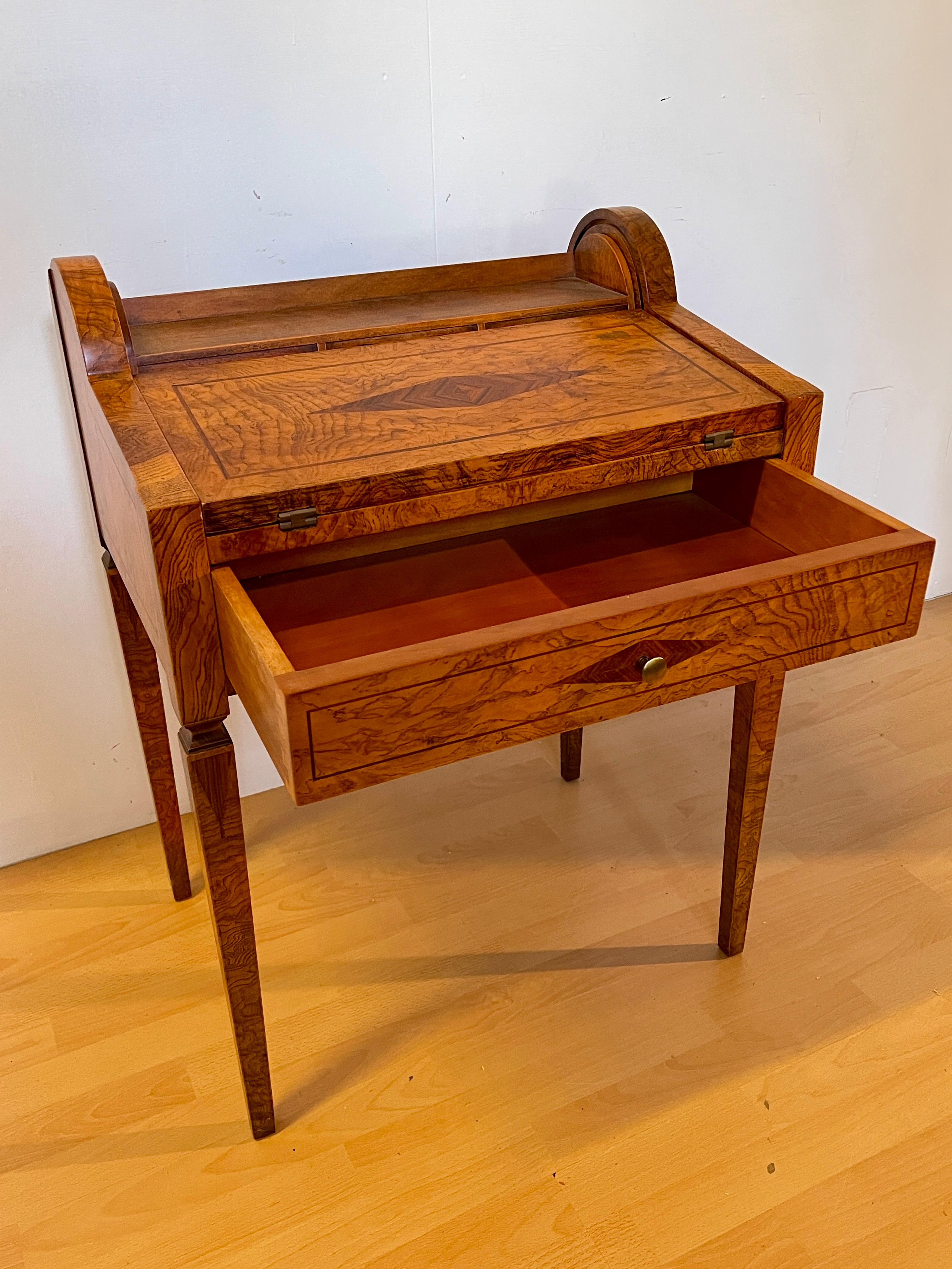 Italian Scrivania in legno noce intarsiato stile italiano anni '60 in vendita