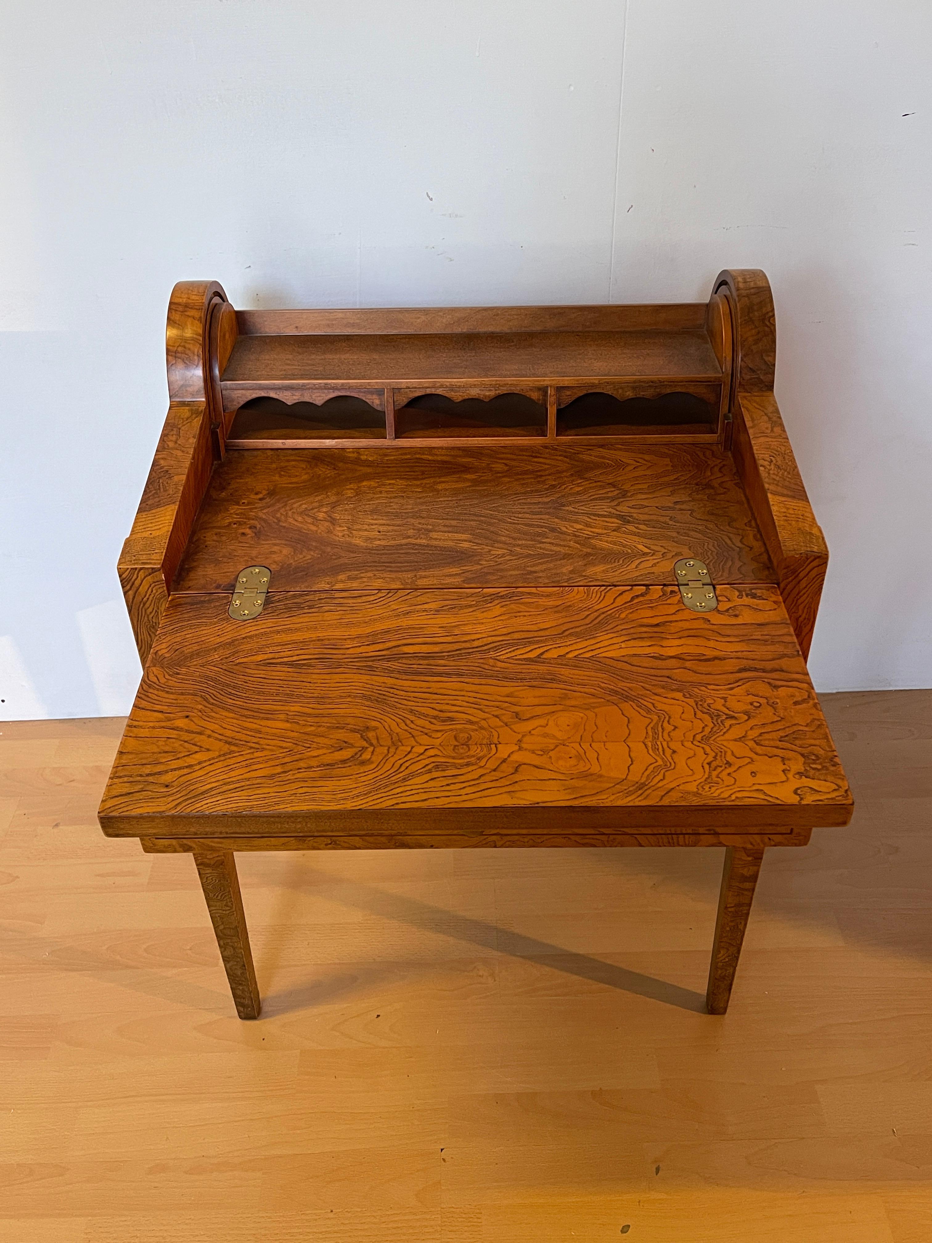 Fatto a mano Scrivania in legno noce intarsiato stile italiano anni '60 in vendita