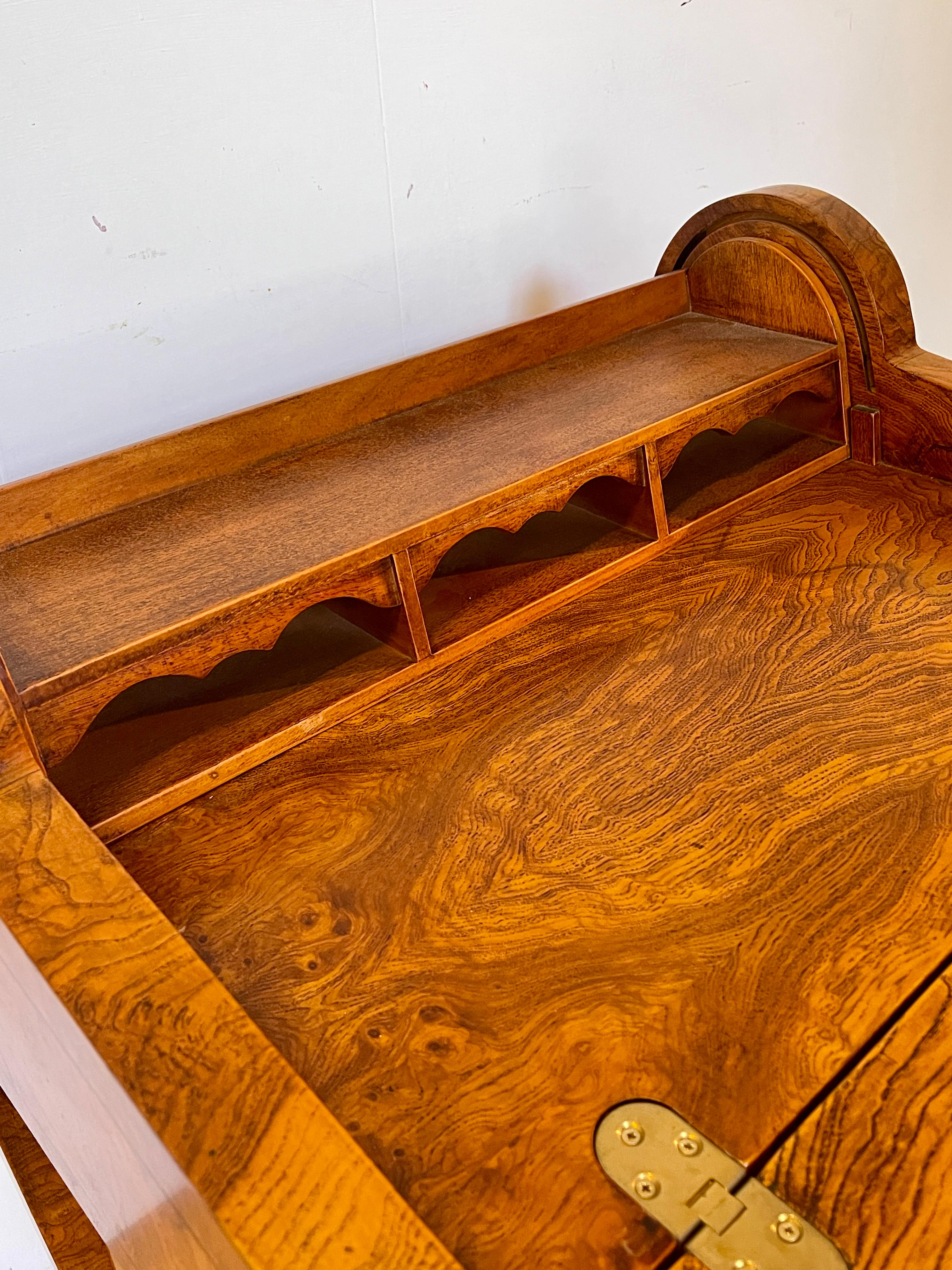 Scrivania in legno noce intarsiato stile italiano anni '60 In condizioni buone in vendita a Cantù, IT