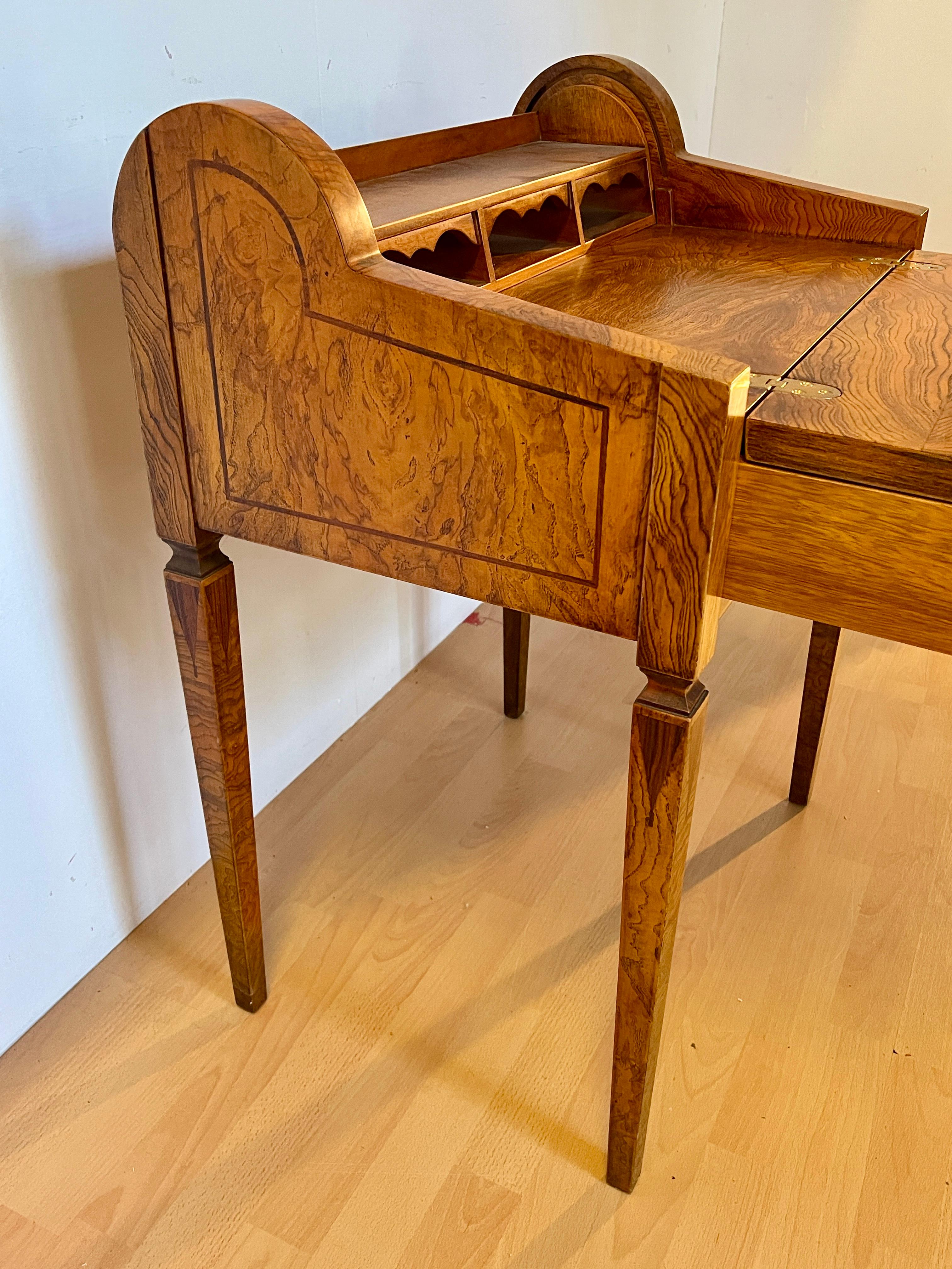 20th Century Scrivania in legno noce intarsiato stile italiano anni '60 in vendita