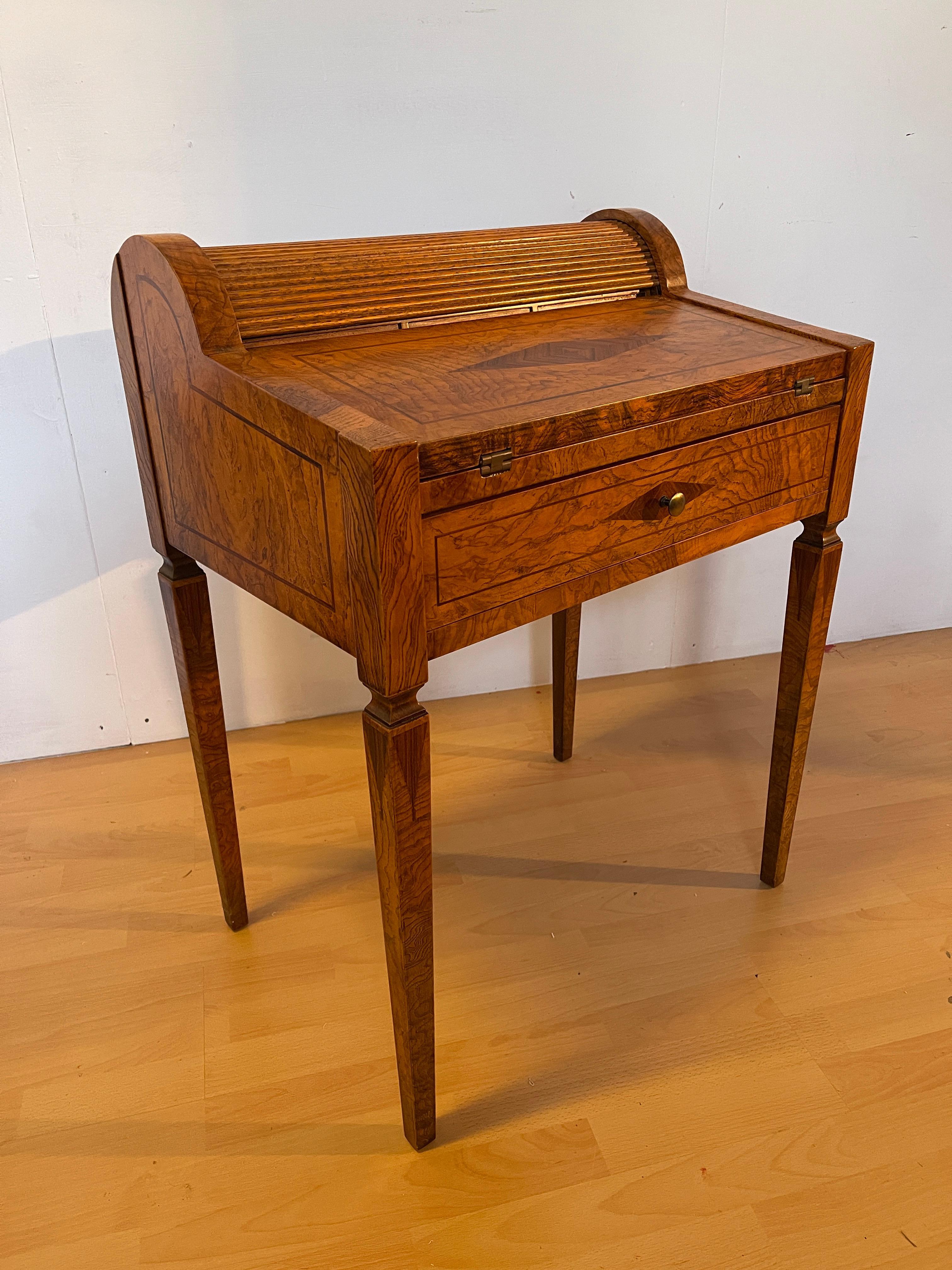 Legno Scrivania in legno noce intarsiato stile italiano anni '60 in vendita
