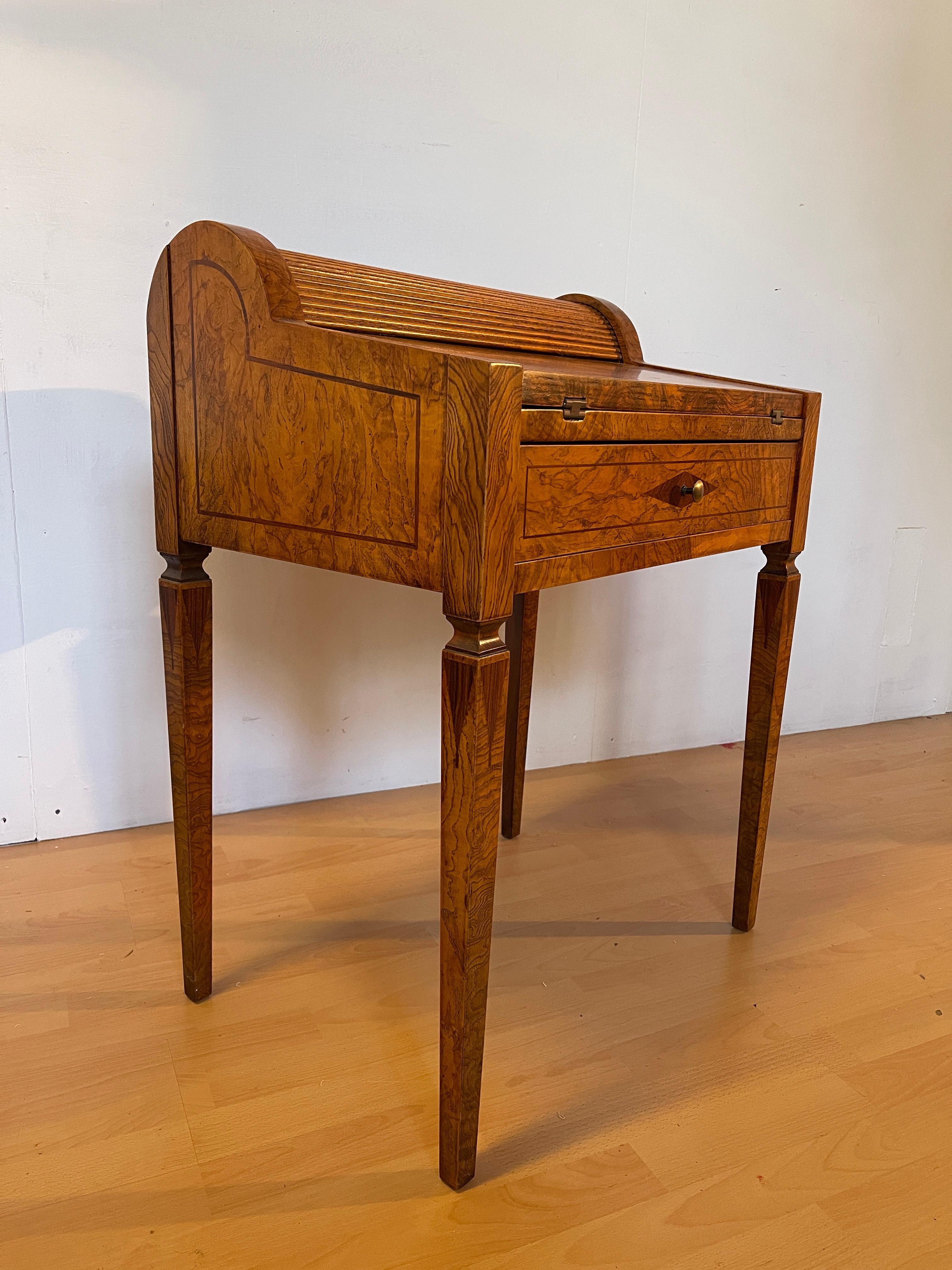 Scrivania in legno noce intarsiato stile italiano anni '60 in vendita 1