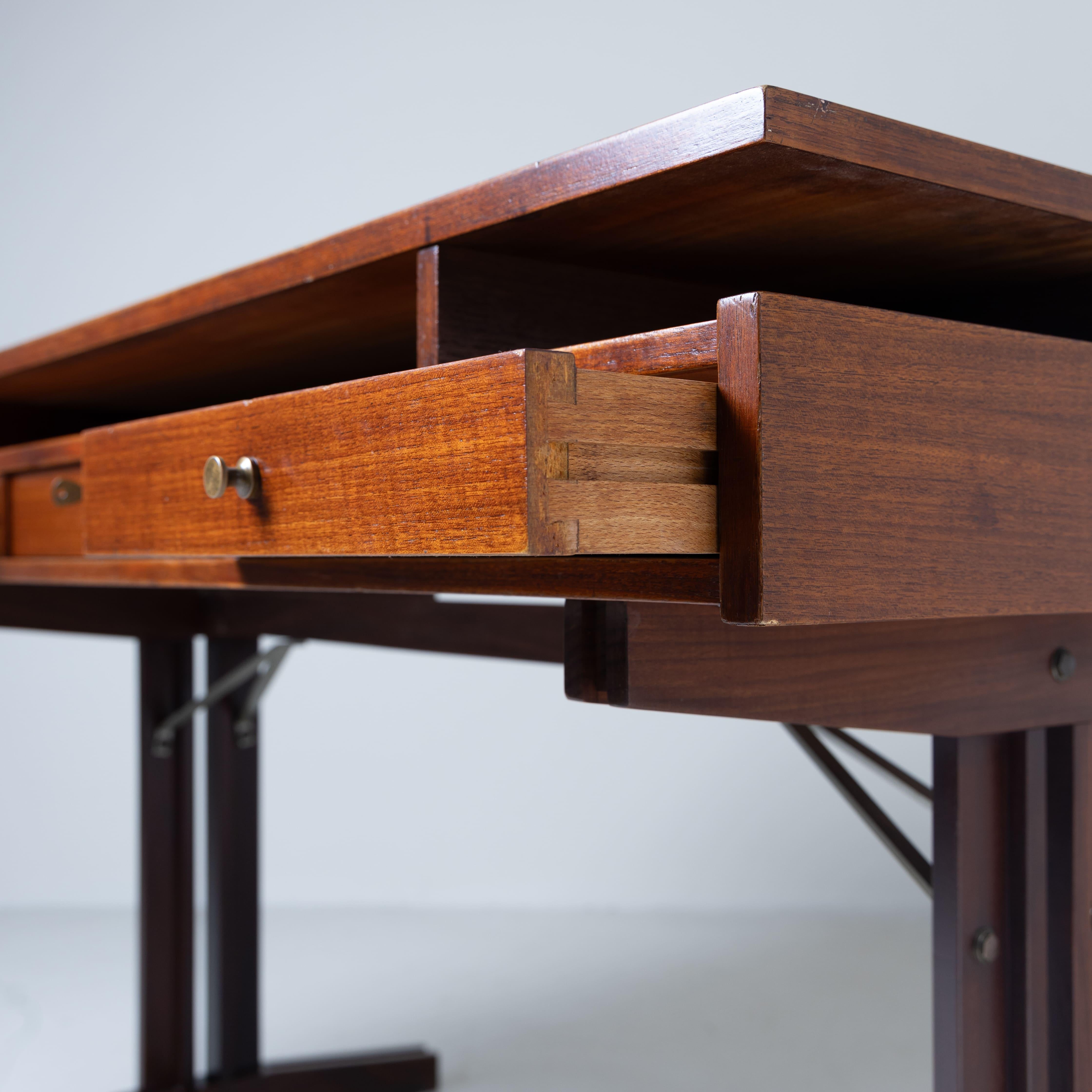 Mid-Century Style Wooden Desk, Italian Manufactory, 1960s In Good Condition For Sale In Milano, Lombardia