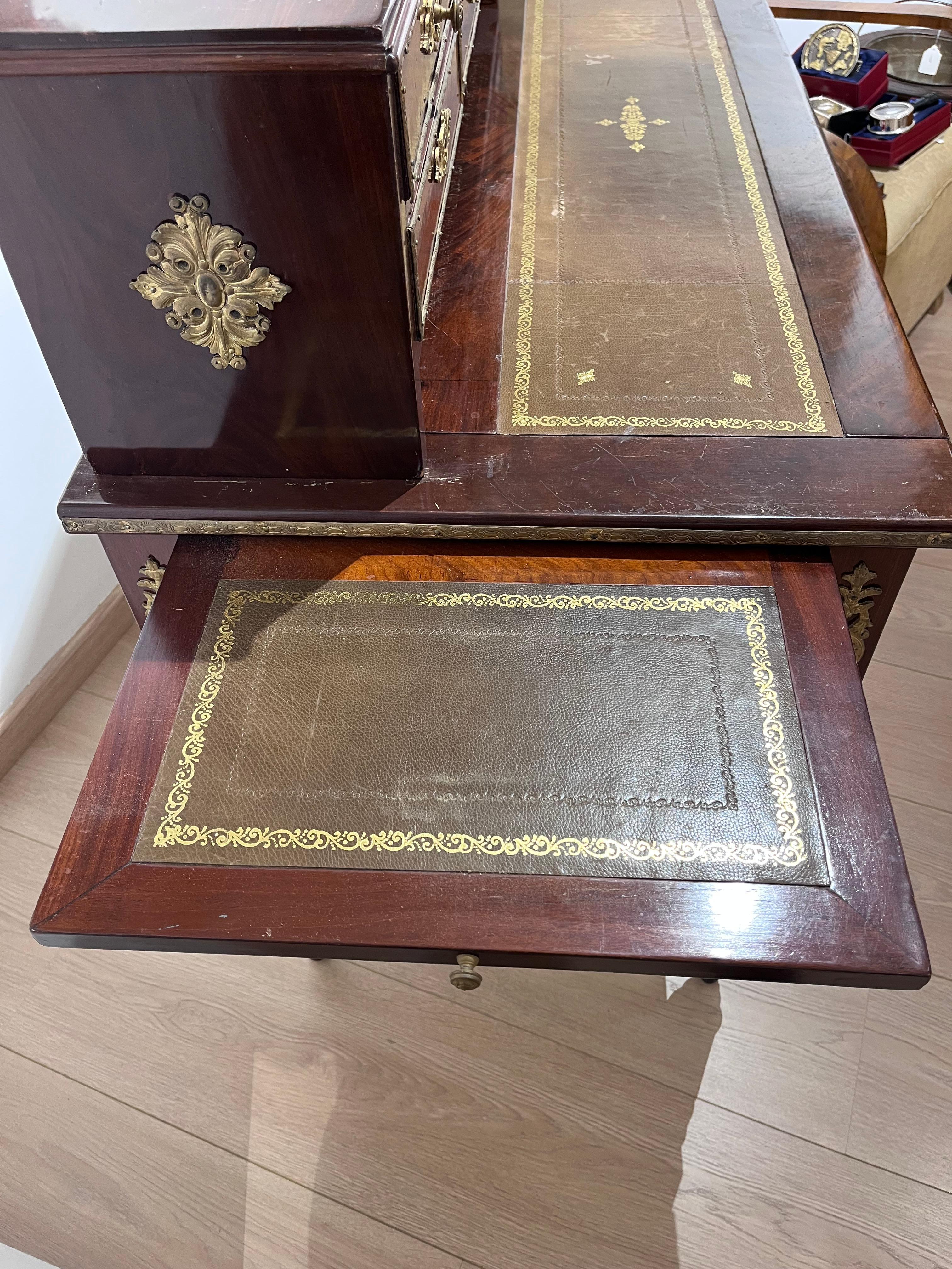 Bureau central en acajou avec tiroirs 19ème siècle France en vente 4