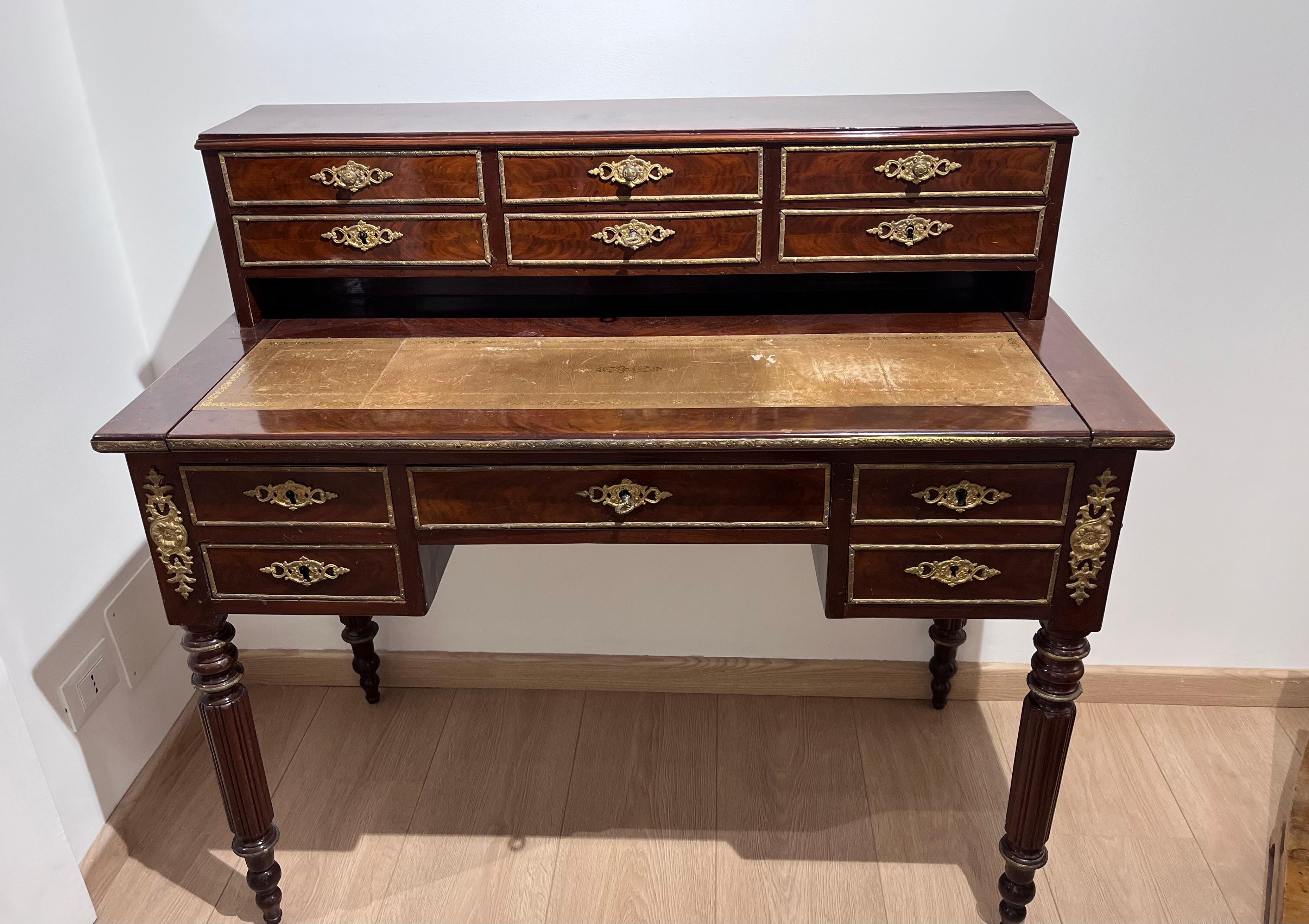 Beautiful mahogany feather wall desk from the second half of the 1800s from France, drawer interiors made of oak.

The desk is completely original is in good condition, 

The desk has a center top and sides that are removable the leather is slightly