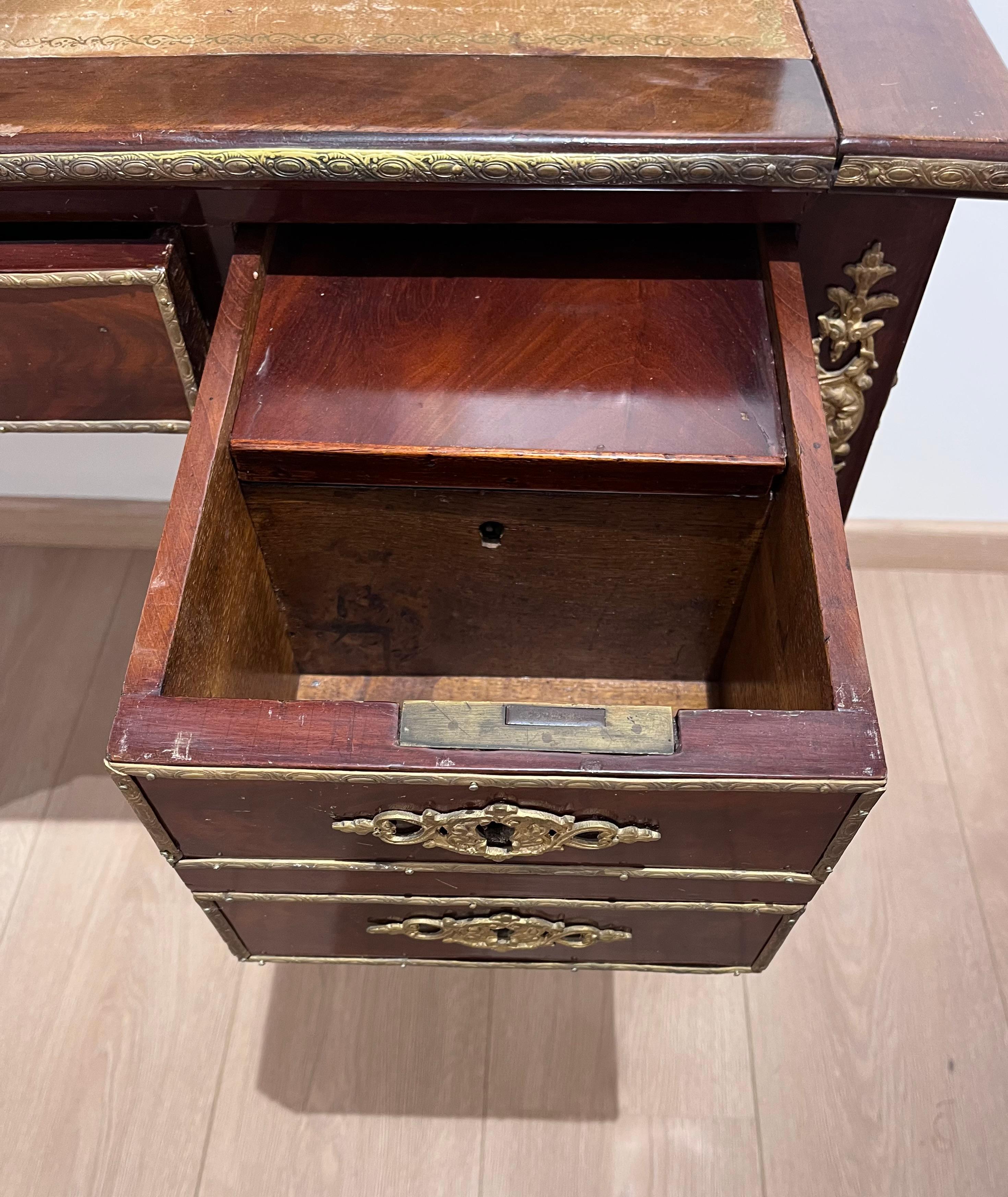 19th Century Bureau central en acajou avec tiroirs 19ème siècle France en vente