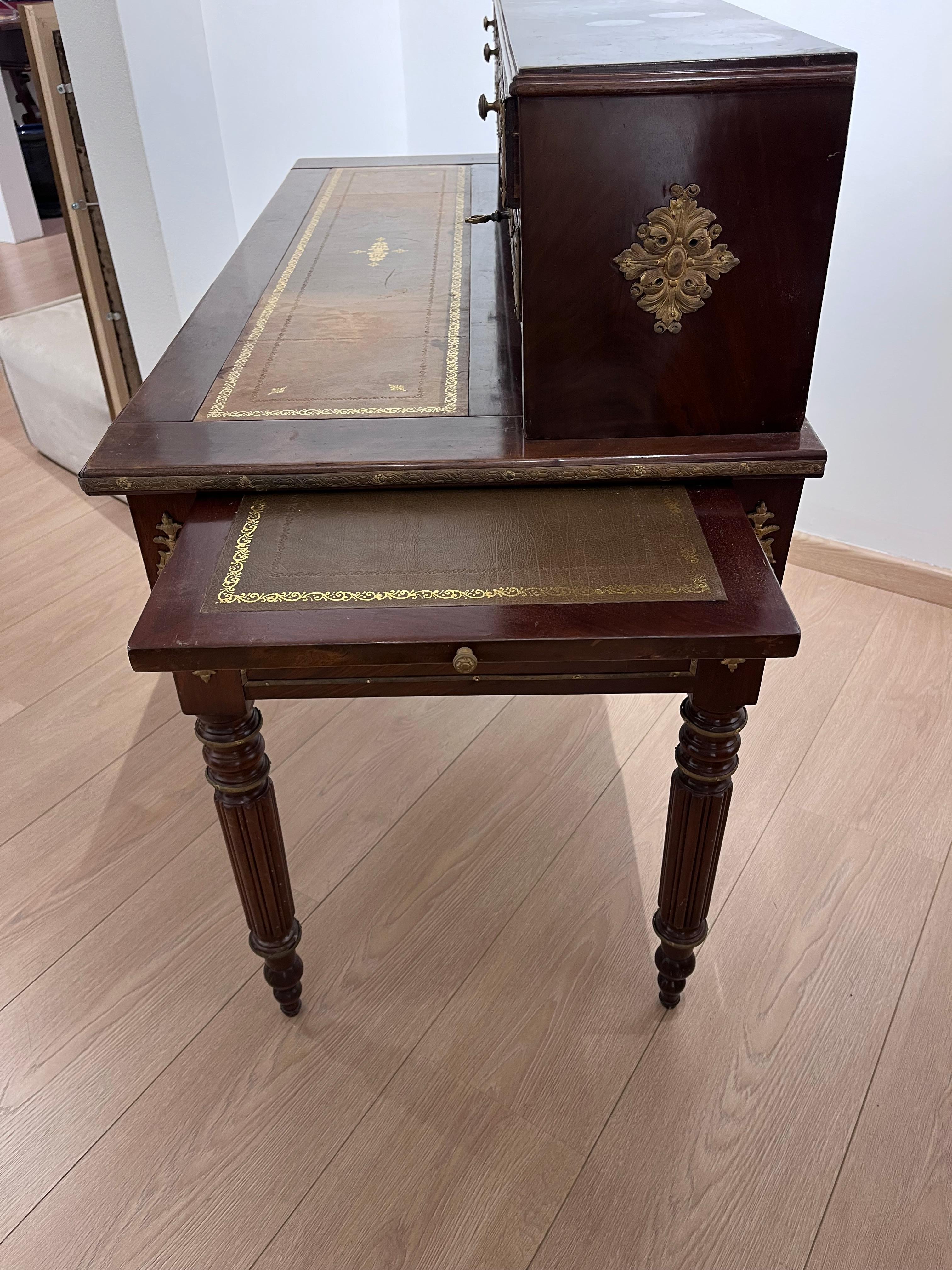 Bureau central en acajou avec tiroirs 19ème siècle France en vente 1