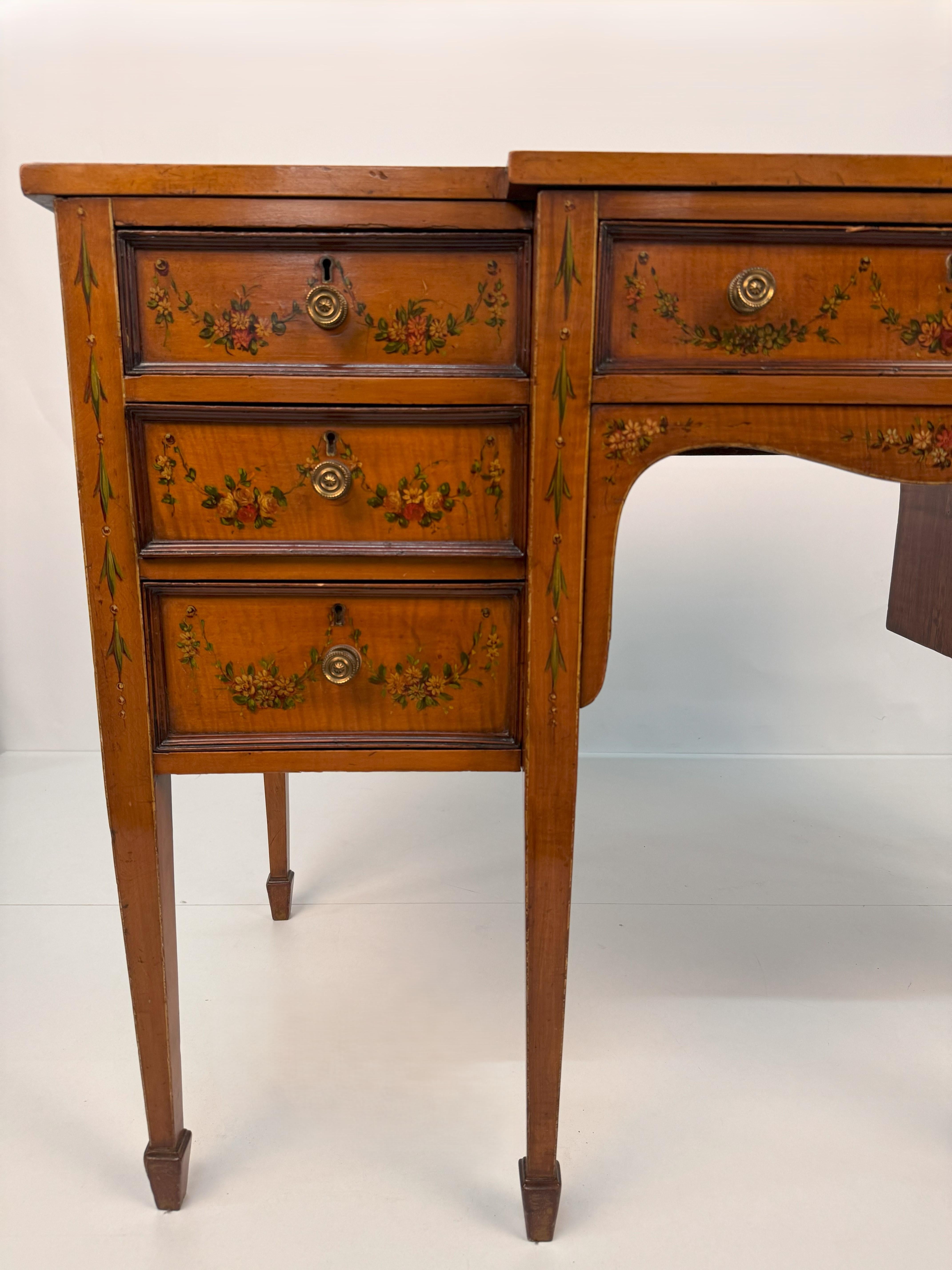 Polychrom bemalter Schreibtisch aus Satinholz, England, 19 (Gemalt) im Angebot