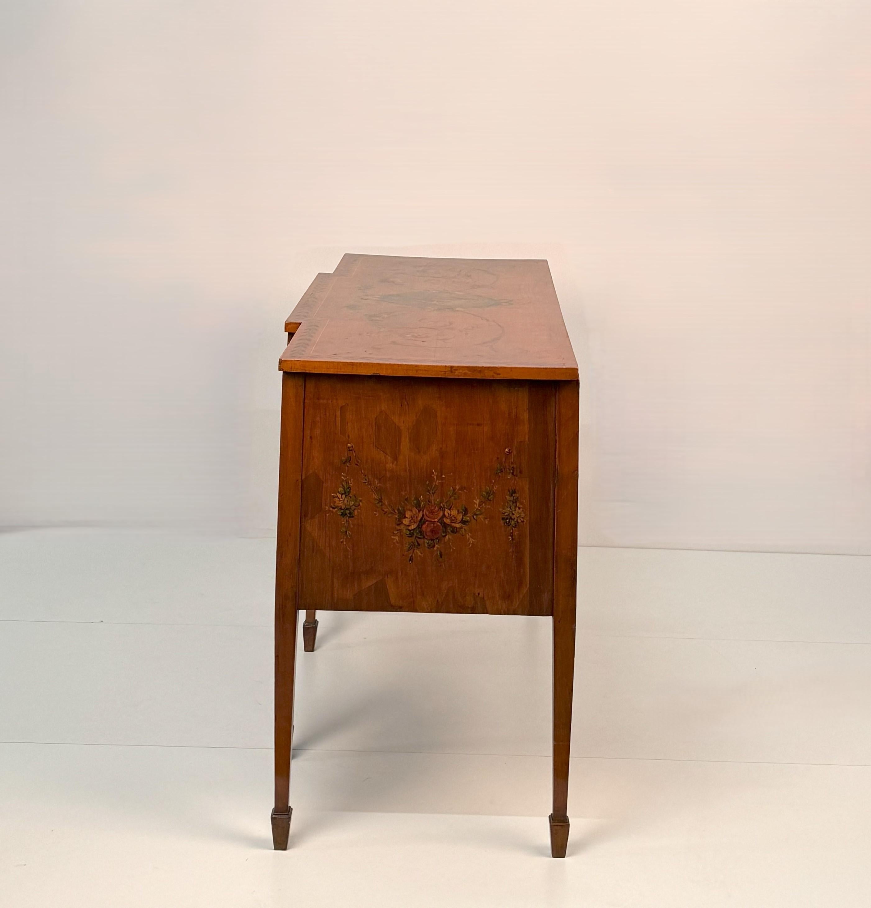 Polychrom bemalter Schreibtisch aus Satinholz, England, 19 (19th Century) im Angebot
