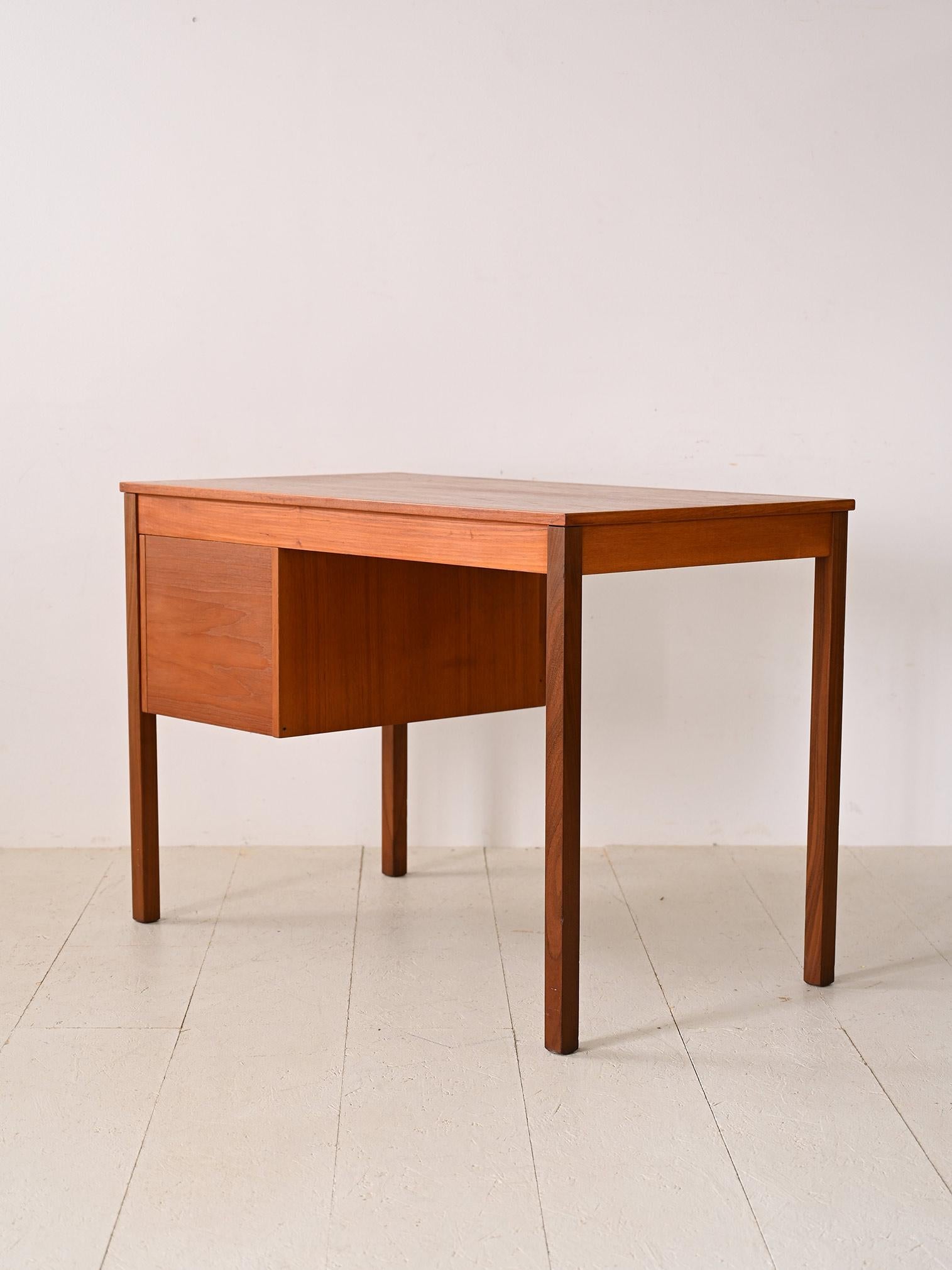 Teak desk with 3 side drawers In Good Condition For Sale In Brescia, IT