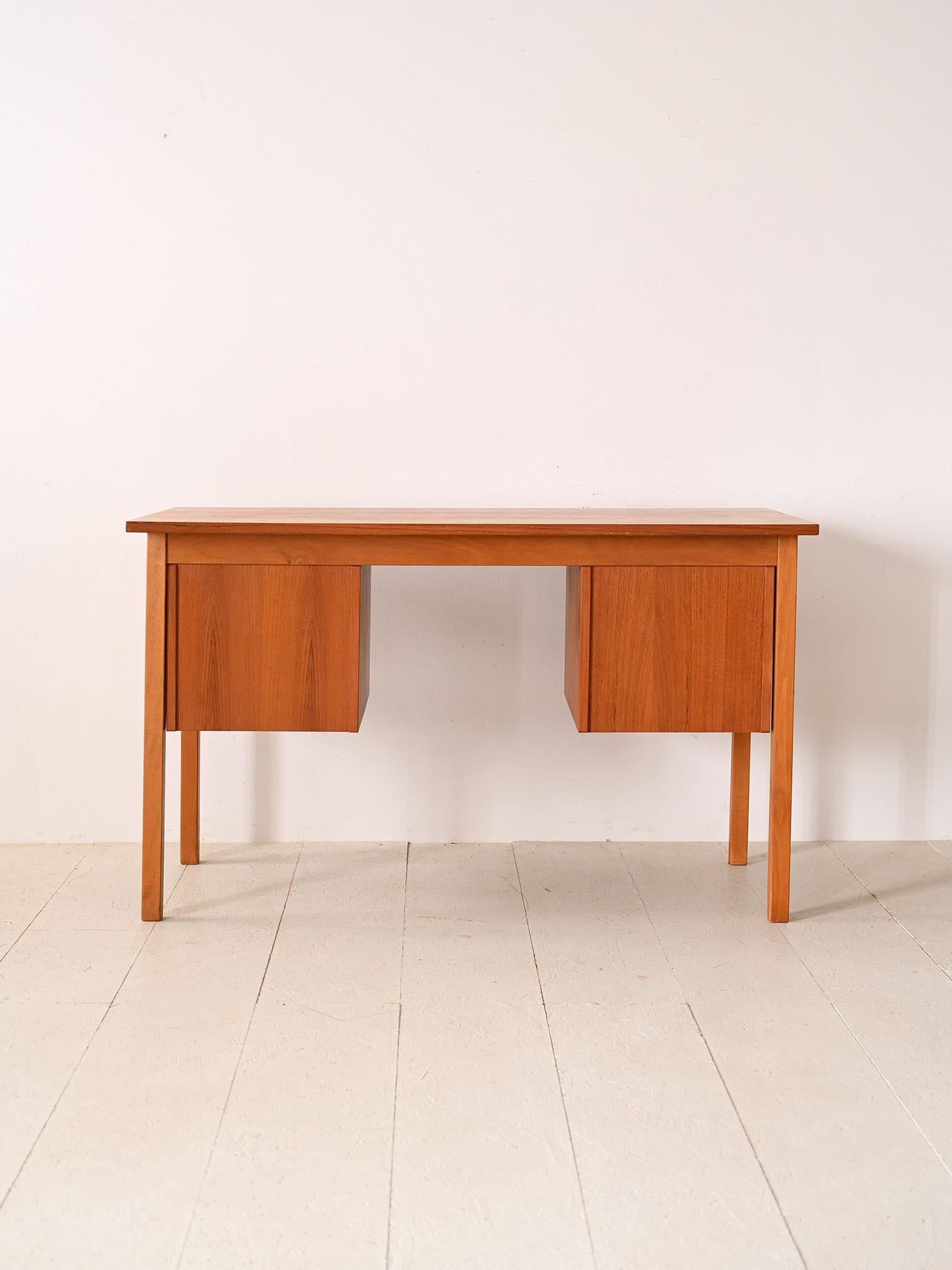 Teak desk with drawers In Good Condition For Sale In Brescia, IT