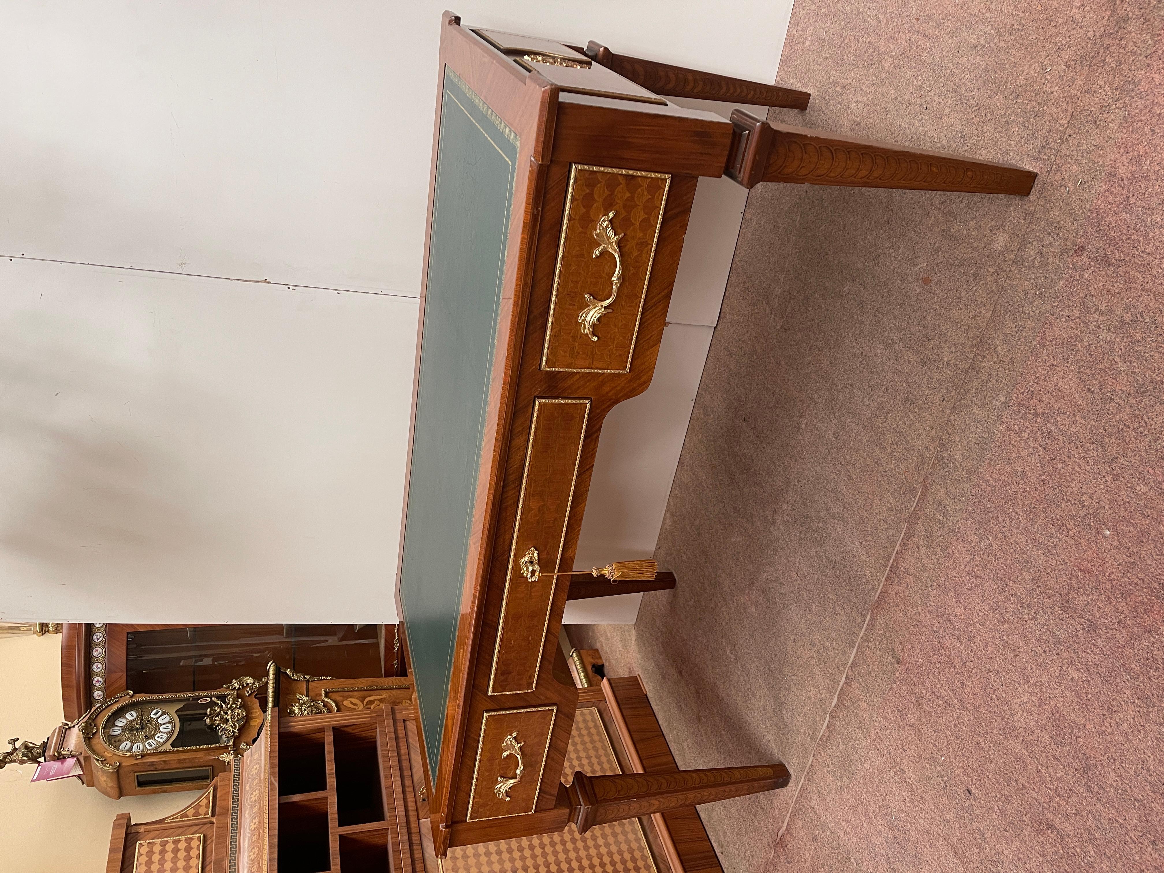 Italienischer Schreibtisch im Louis-XVI-Stil mit Schubladen und Pyramidenfüßen sowie Stühlen im Angebot 2
