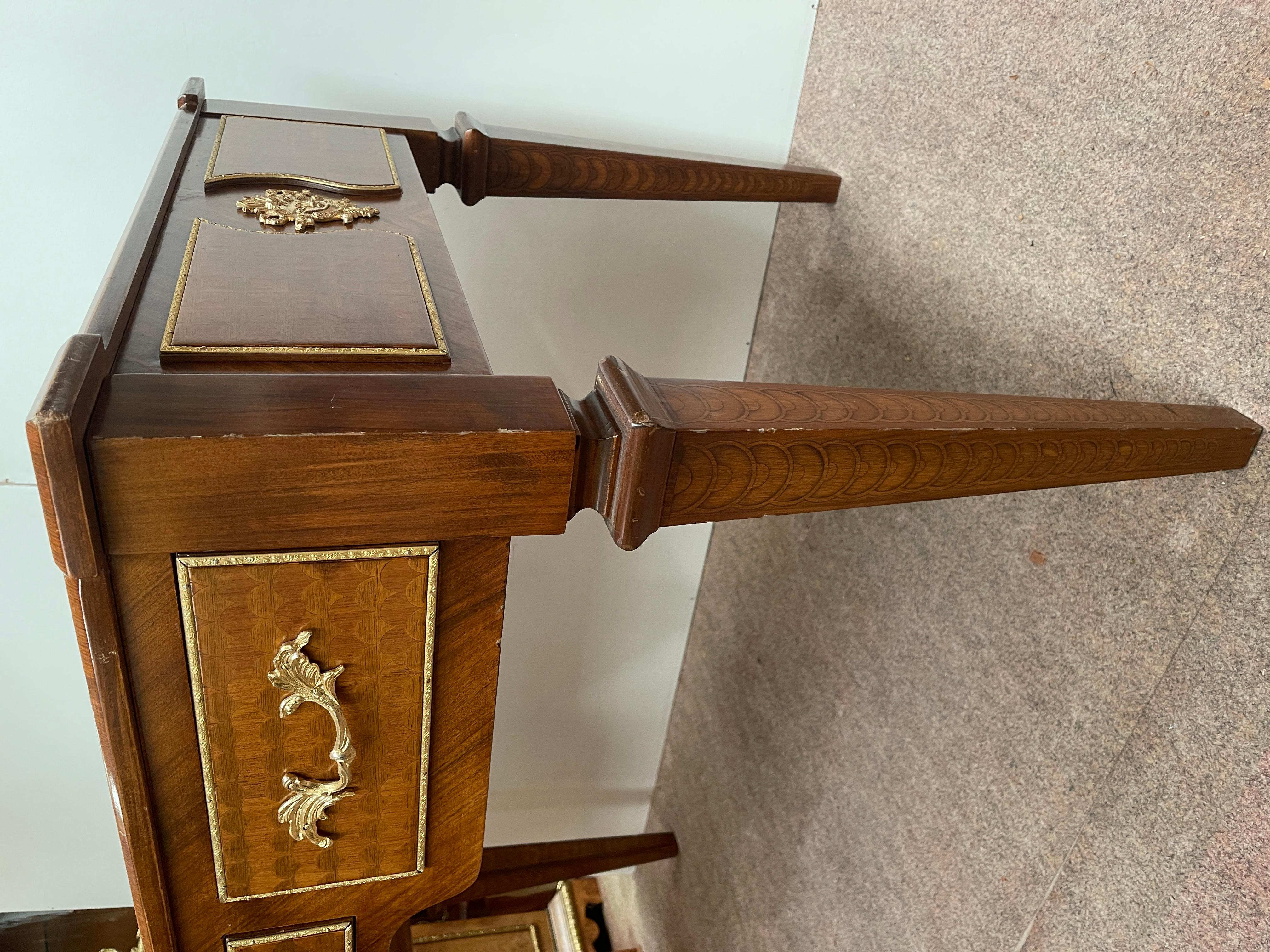 Italienischer Schreibtisch im Louis-XVI-Stil mit Schubladen und Pyramidenfüßen sowie Stühlen im Angebot 3