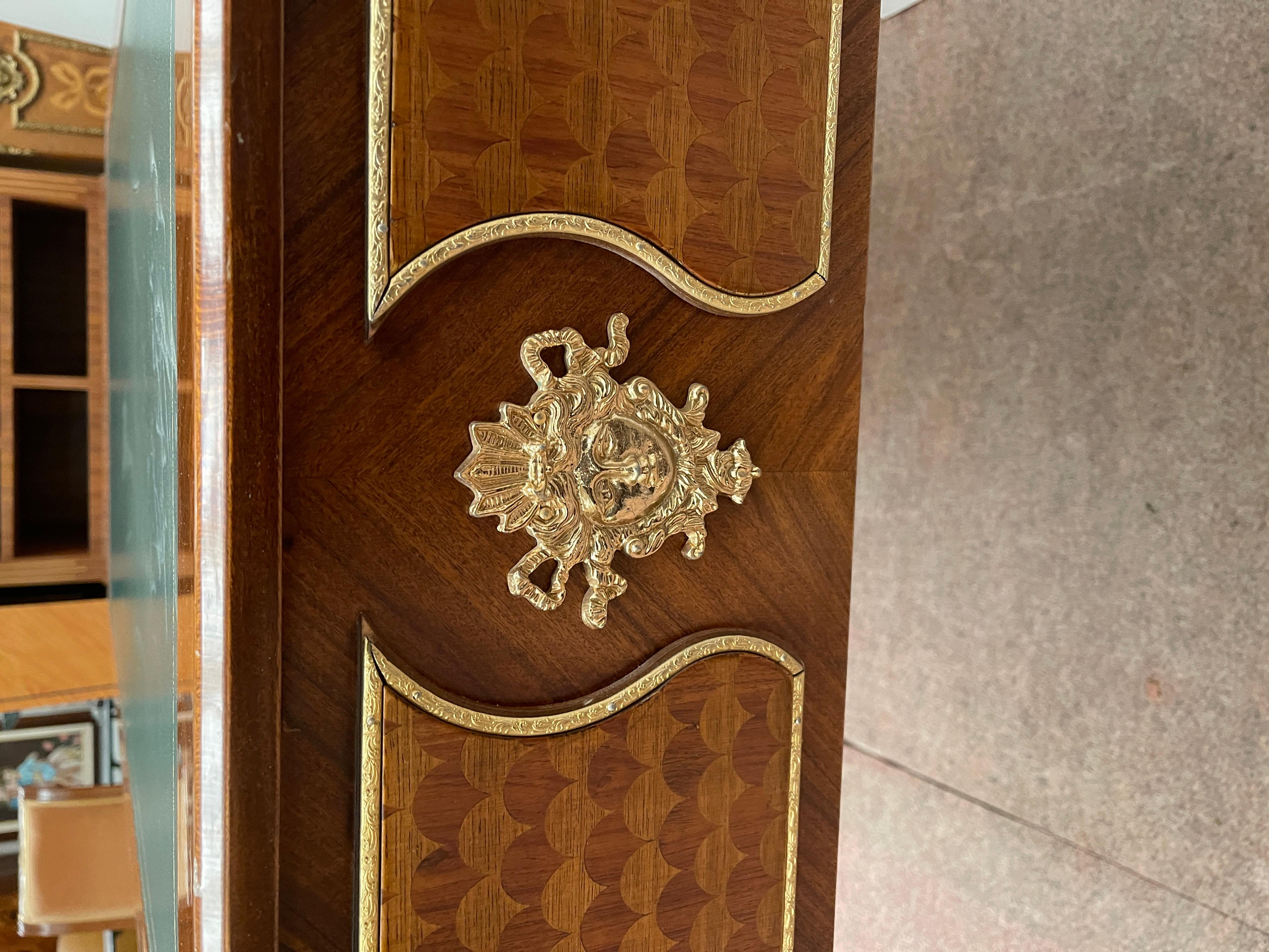 Italienischer Schreibtisch im Louis-XVI-Stil mit Schubladen und Pyramidenfüßen sowie Stühlen im Angebot 4