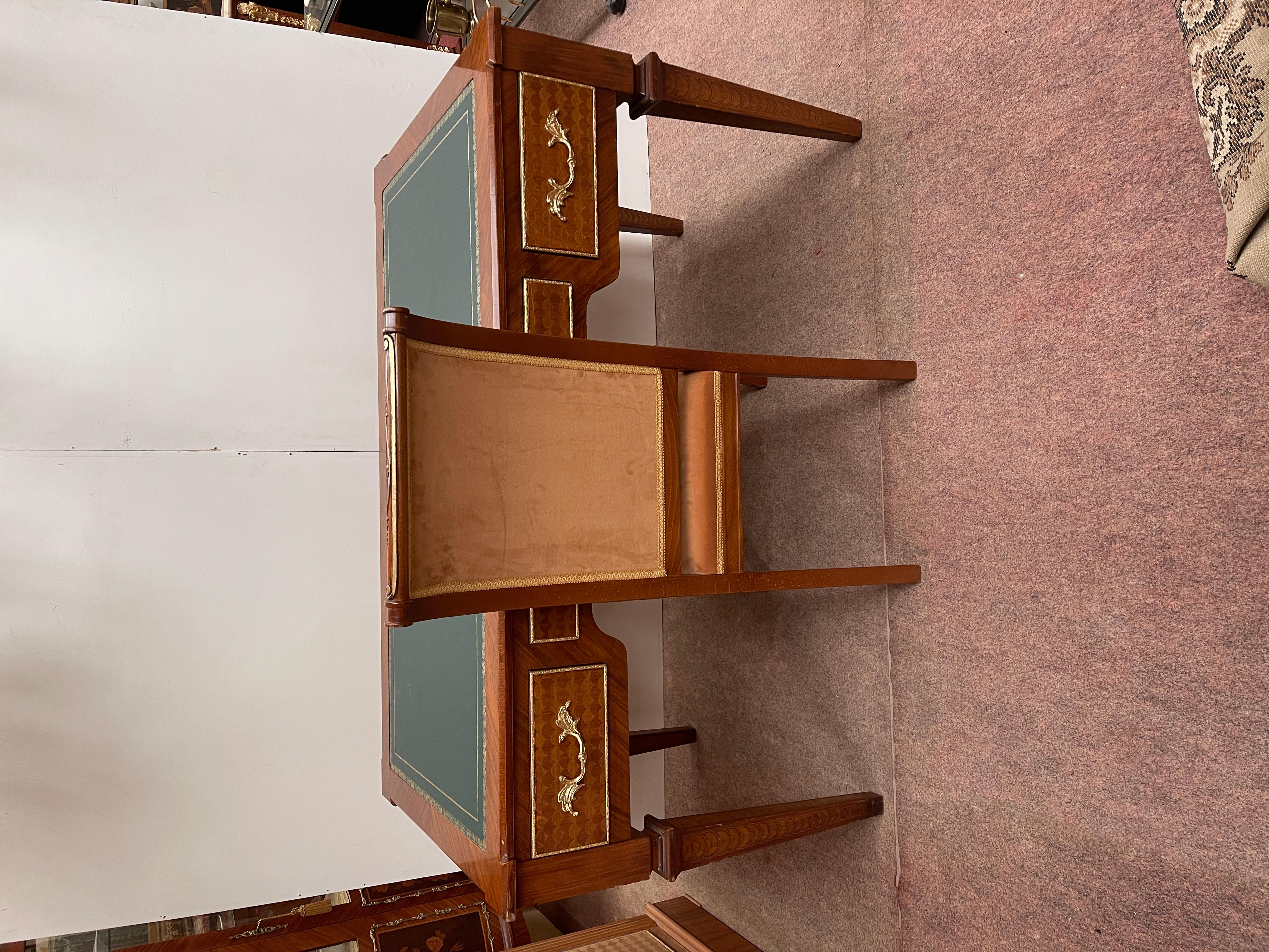 Italienischer Schreibtisch im Louis-XVI-Stil mit Schubladen und Pyramidenfüßen sowie Stühlen im Angebot 5