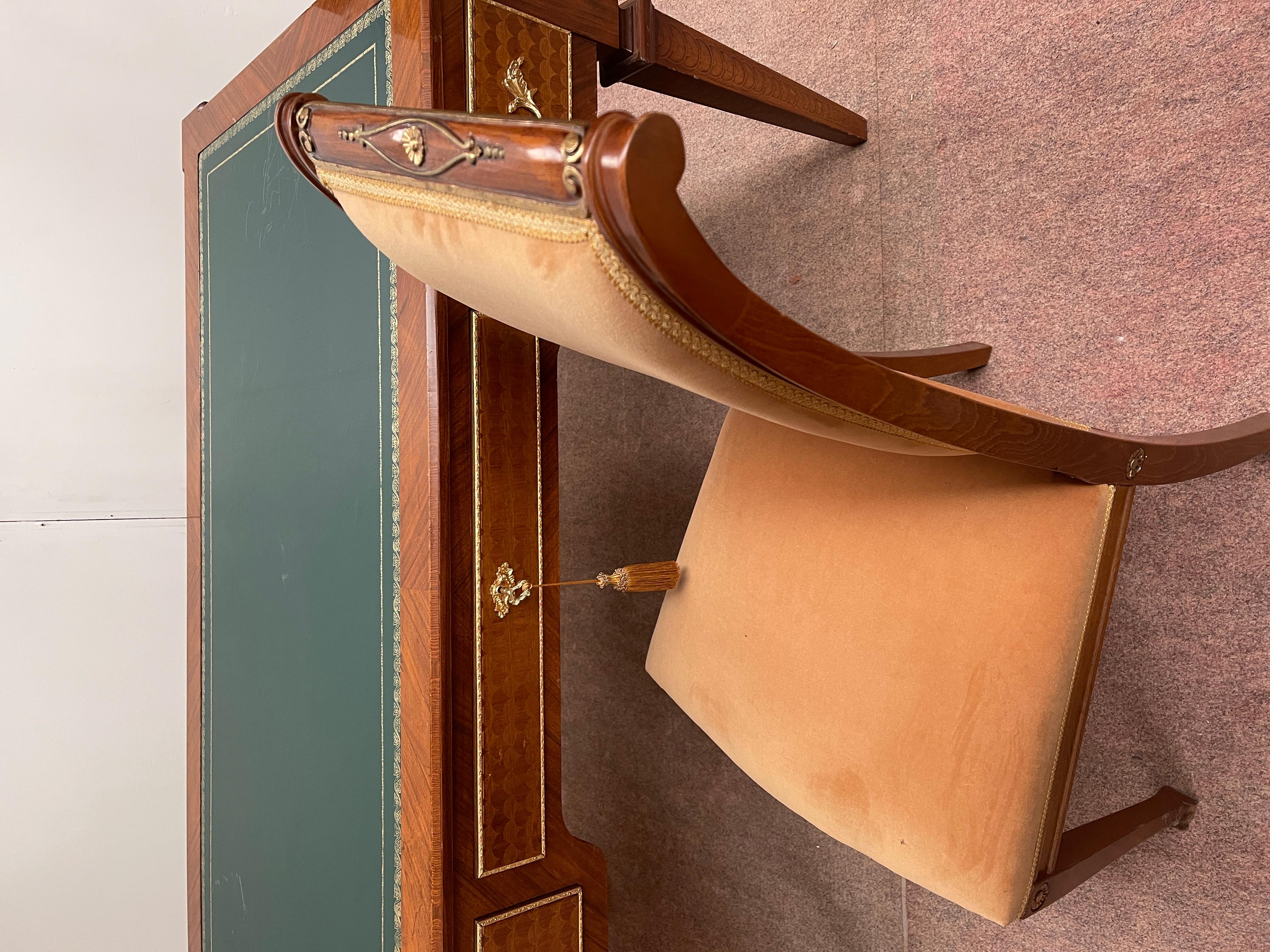 Italienischer Schreibtisch im Louis-XVI-Stil mit Schubladen und Pyramidenfüßen sowie Stühlen im Angebot 6