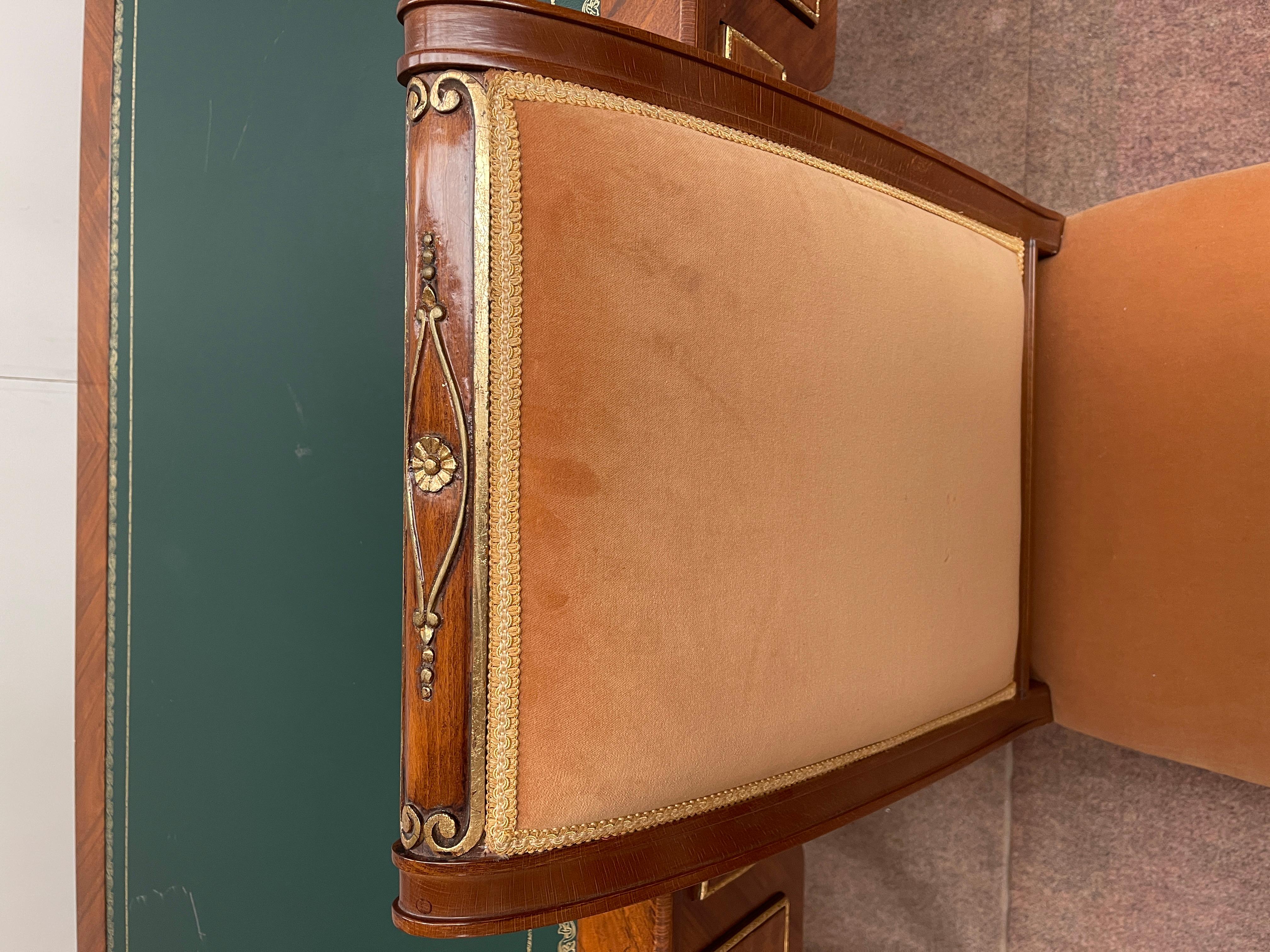 Italienischer Schreibtisch im Louis-XVI-Stil mit Schubladen und Pyramidenfüßen sowie Stühlen im Angebot 8