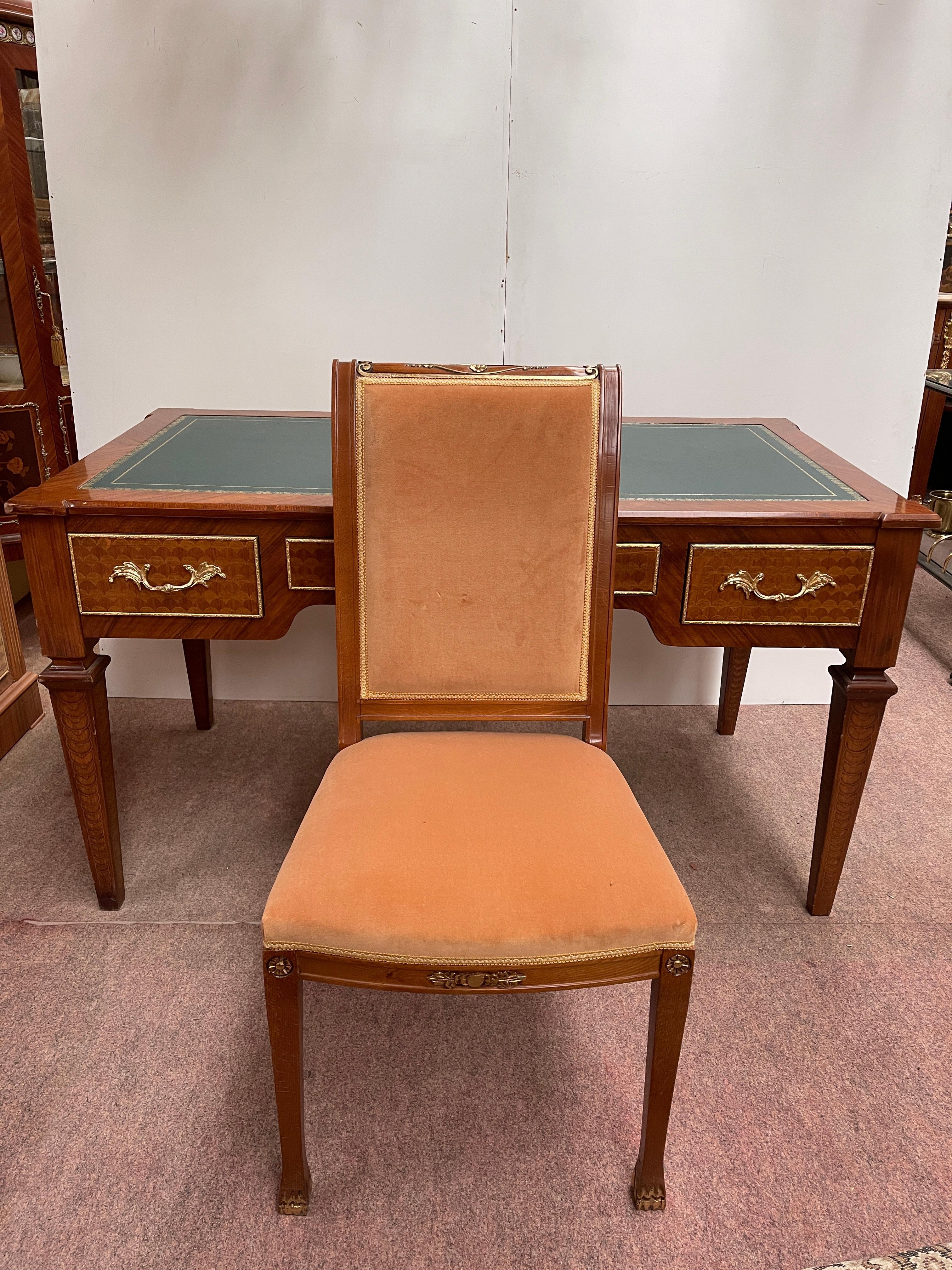 Italienischer Schreibtisch im Louis-XVI-Stil mit Schubladen und Pyramidenfüßen sowie Stühlen im Angebot 9