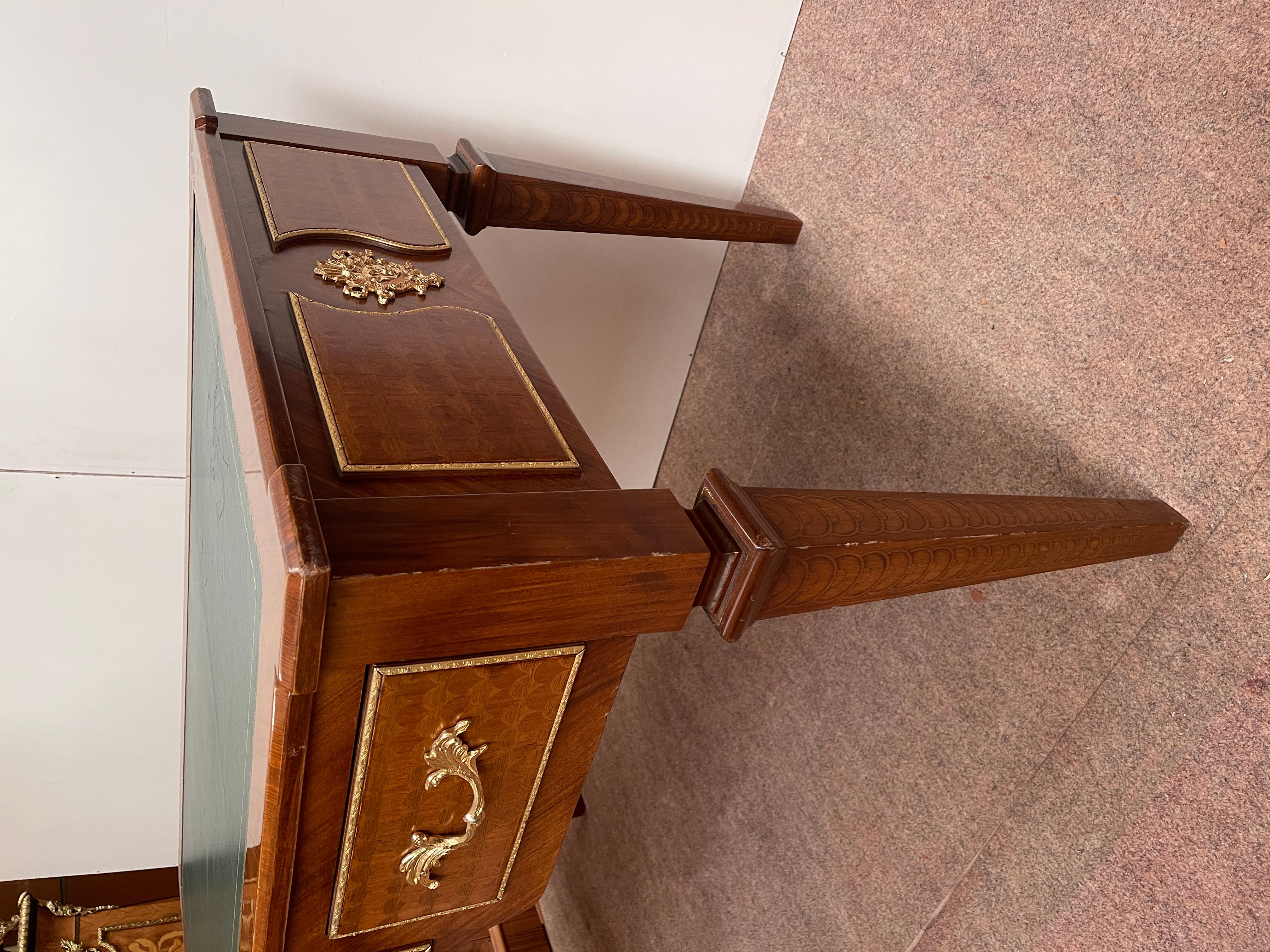 Italienischer Schreibtisch im Louis-XVI-Stil mit Schubladen und Pyramidenfüßen sowie Stühlen (Louis XVI.) im Angebot