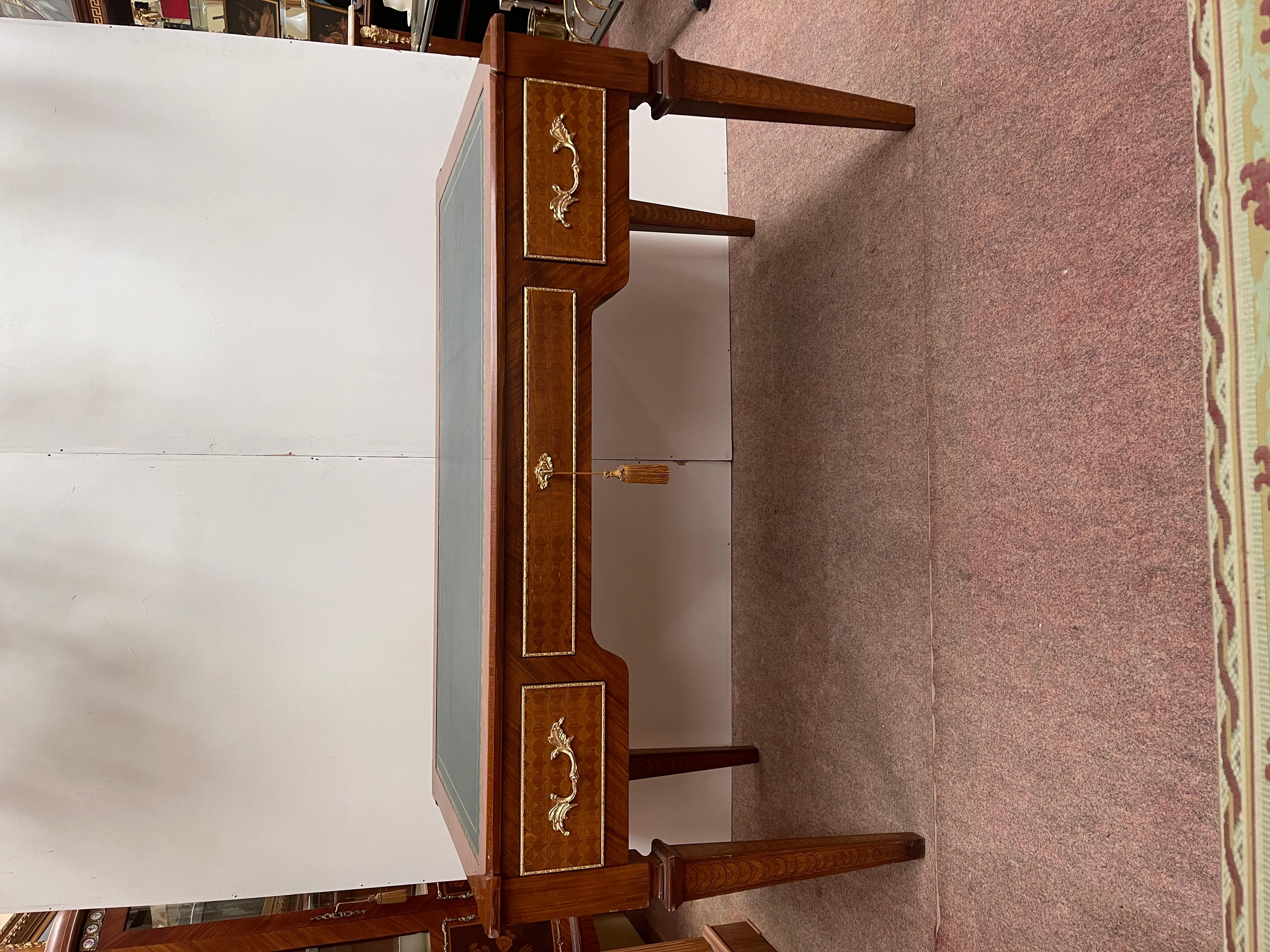 Italienischer Schreibtisch im Louis-XVI-Stil mit Schubladen und Pyramidenfüßen sowie Stühlen (Sonstiges) im Angebot