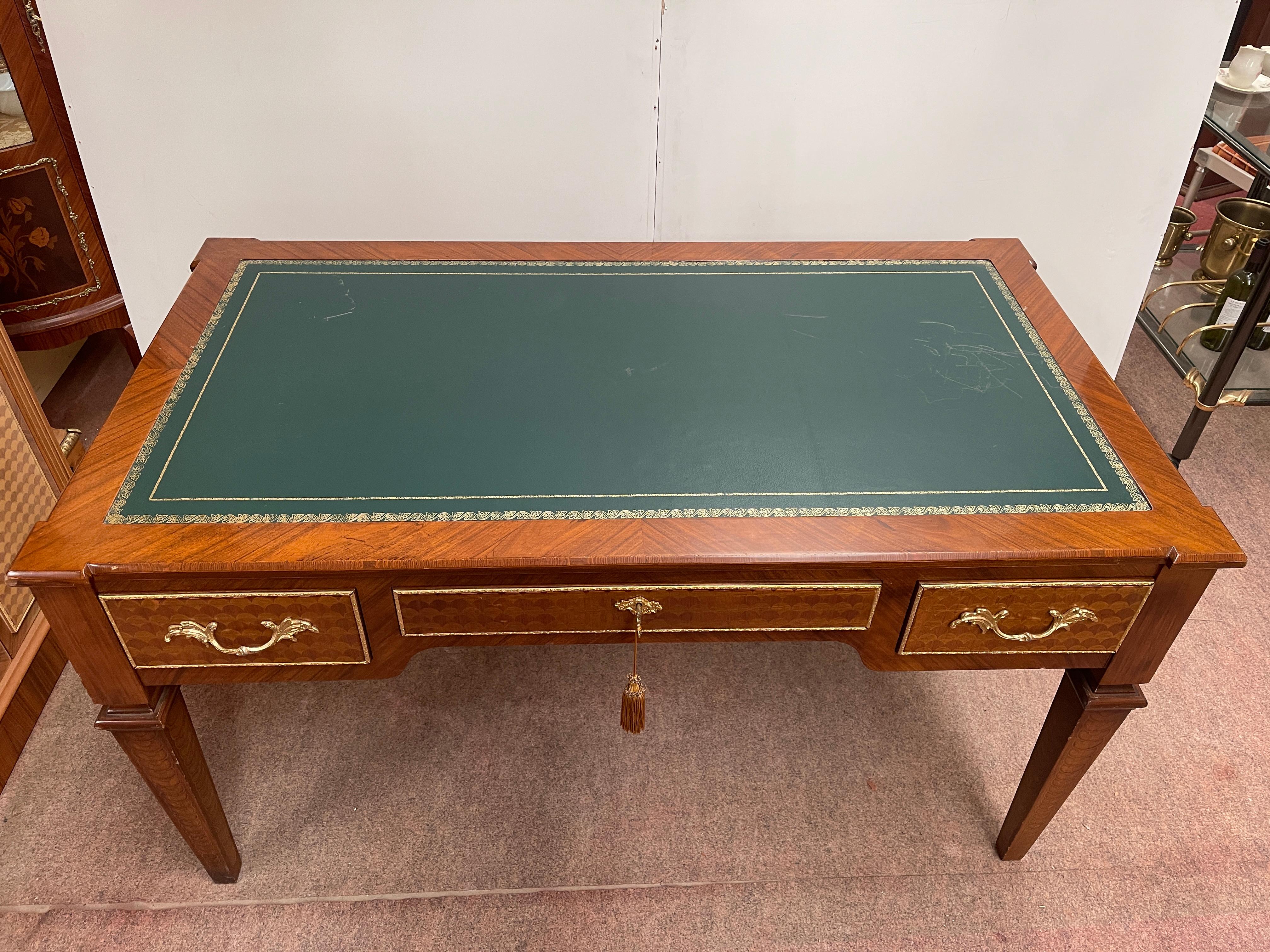 Italienischer Schreibtisch im Louis-XVI-Stil mit Schubladen und Pyramidenfüßen sowie Stühlen im Zustand „Gut“ im Angebot in Cantù, IT