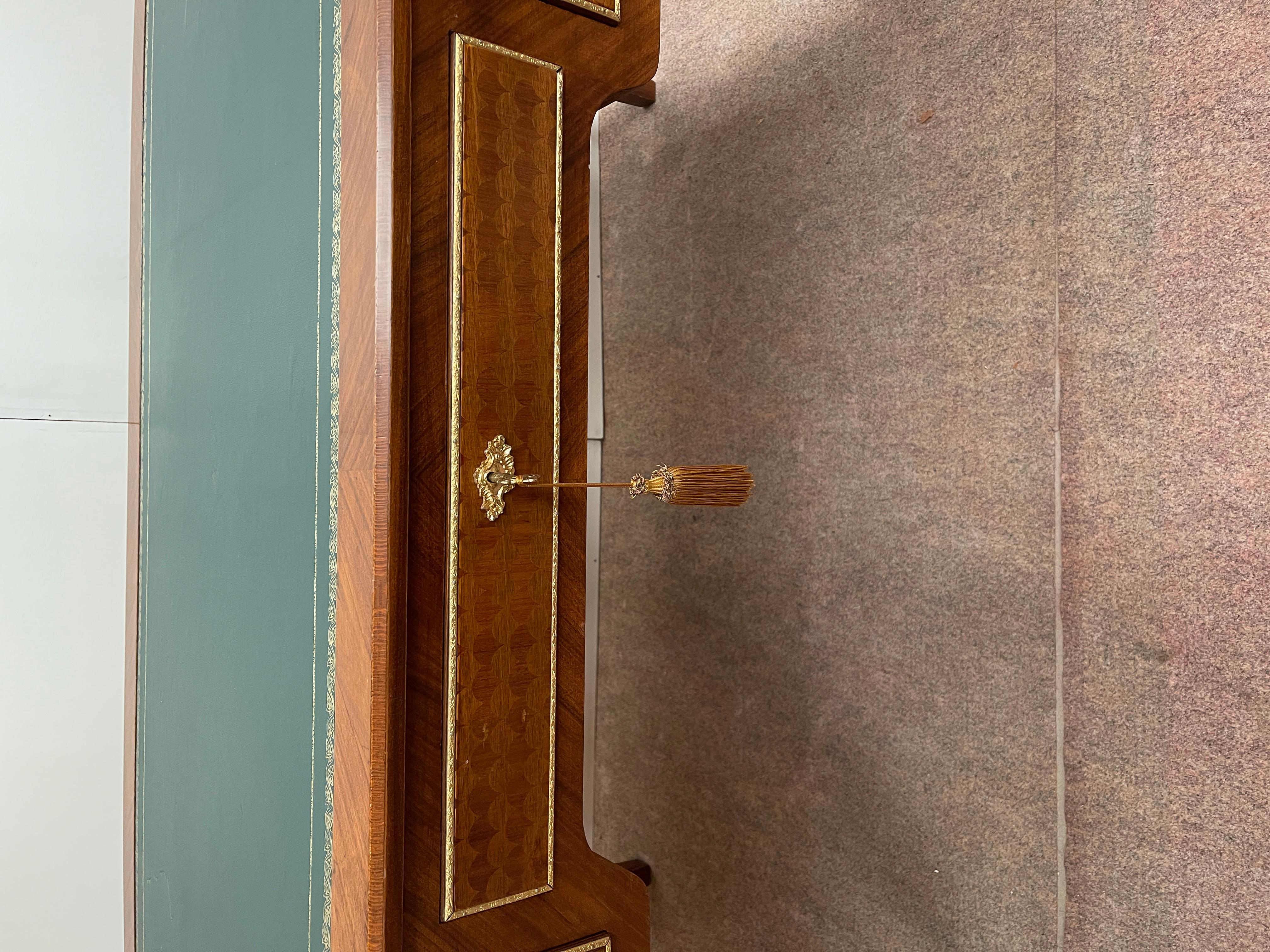 Italienischer Schreibtisch im Louis-XVI-Stil mit Schubladen und Pyramidenfüßen sowie Stühlen (Holz) im Angebot