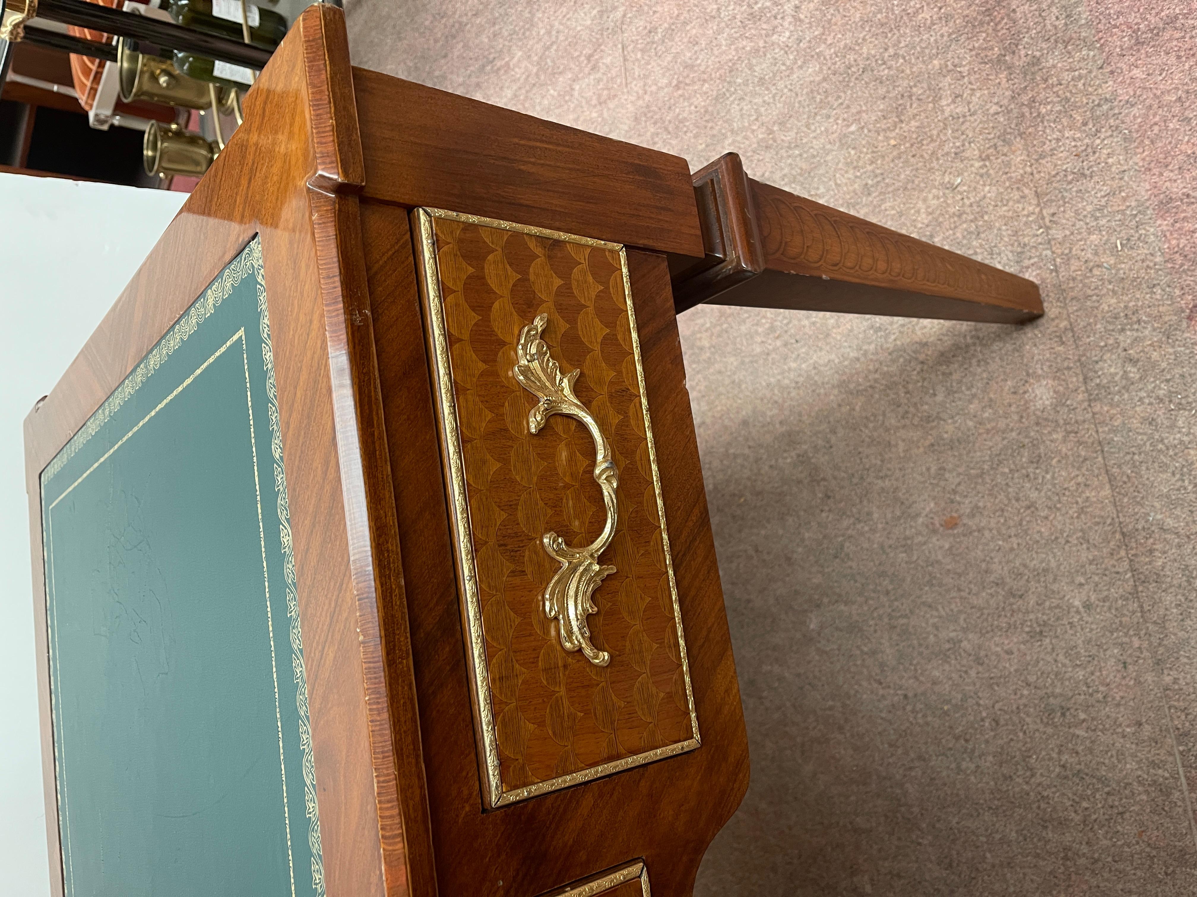 Italienischer Schreibtisch im Louis-XVI-Stil mit Schubladen und Pyramidenfüßen sowie Stühlen im Angebot 1