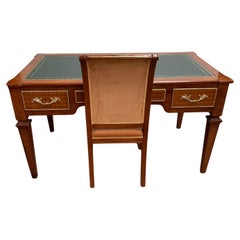 Bureau italien de style Louis XVI avec tiroirs et pieds pyramidaux plus chaises