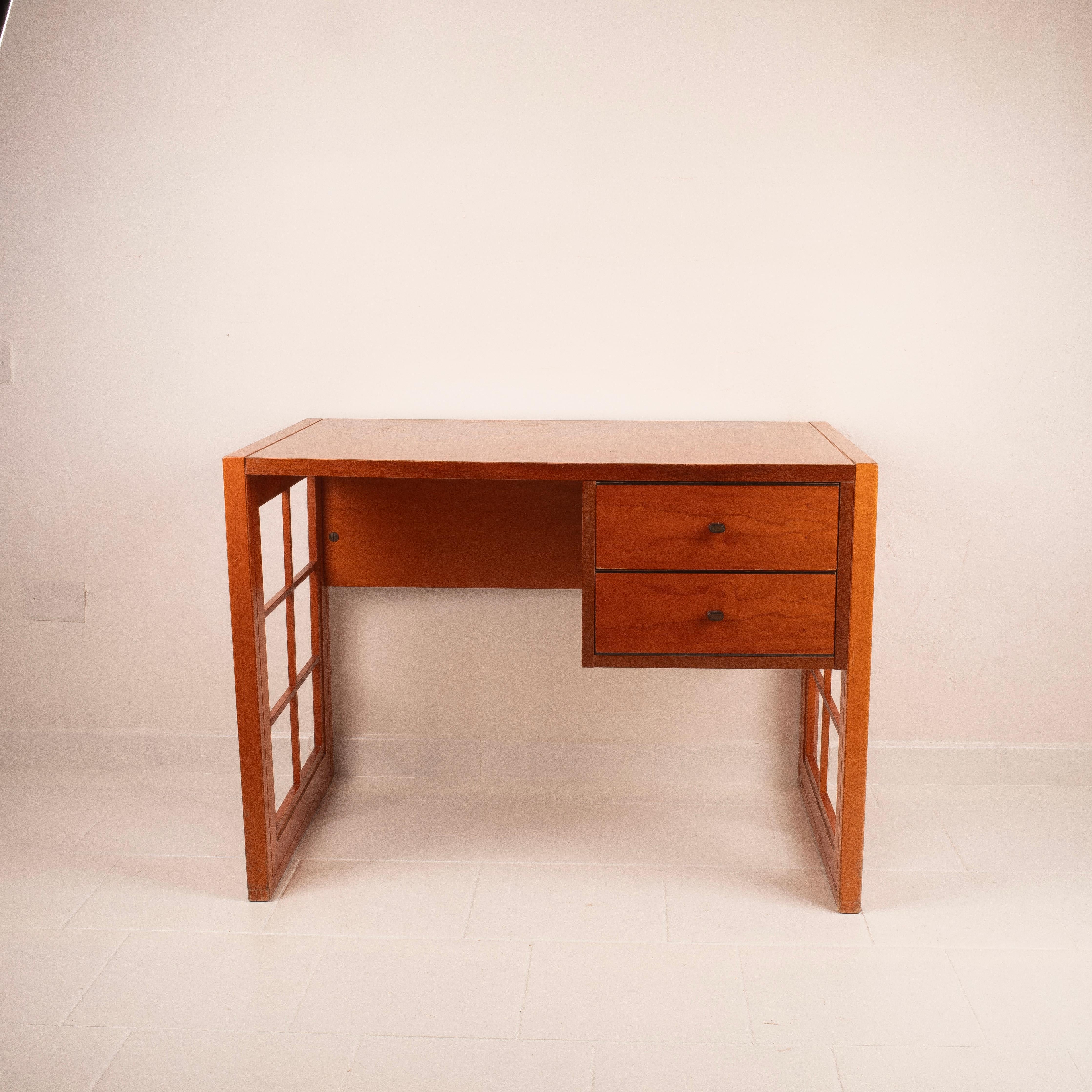 Stunning solid cherry wood desk with rosewood inlays, an authentic design gem produced by Linea Mobili company and part of the prestigious 