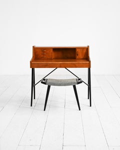 Scrivania mid-century in noce con gambe nere, anni ’50/'60