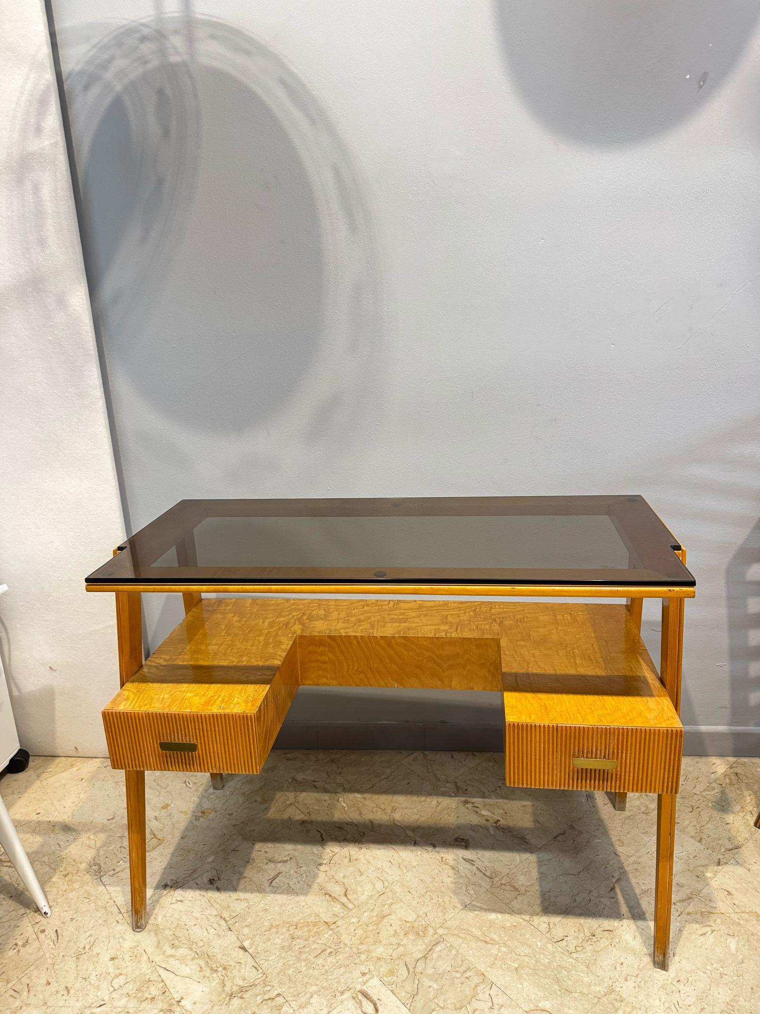 Eleganter Design-Schreibtisch aus den 1960er Jahren, der sich durch eine leichte, aber raffinierte Struktur aus Wurzelfurnier mit schöner Maserung auszeichnet. Die rauchfarbene Glasplatte verleiht dem Design einen modernen und leichten Touch und