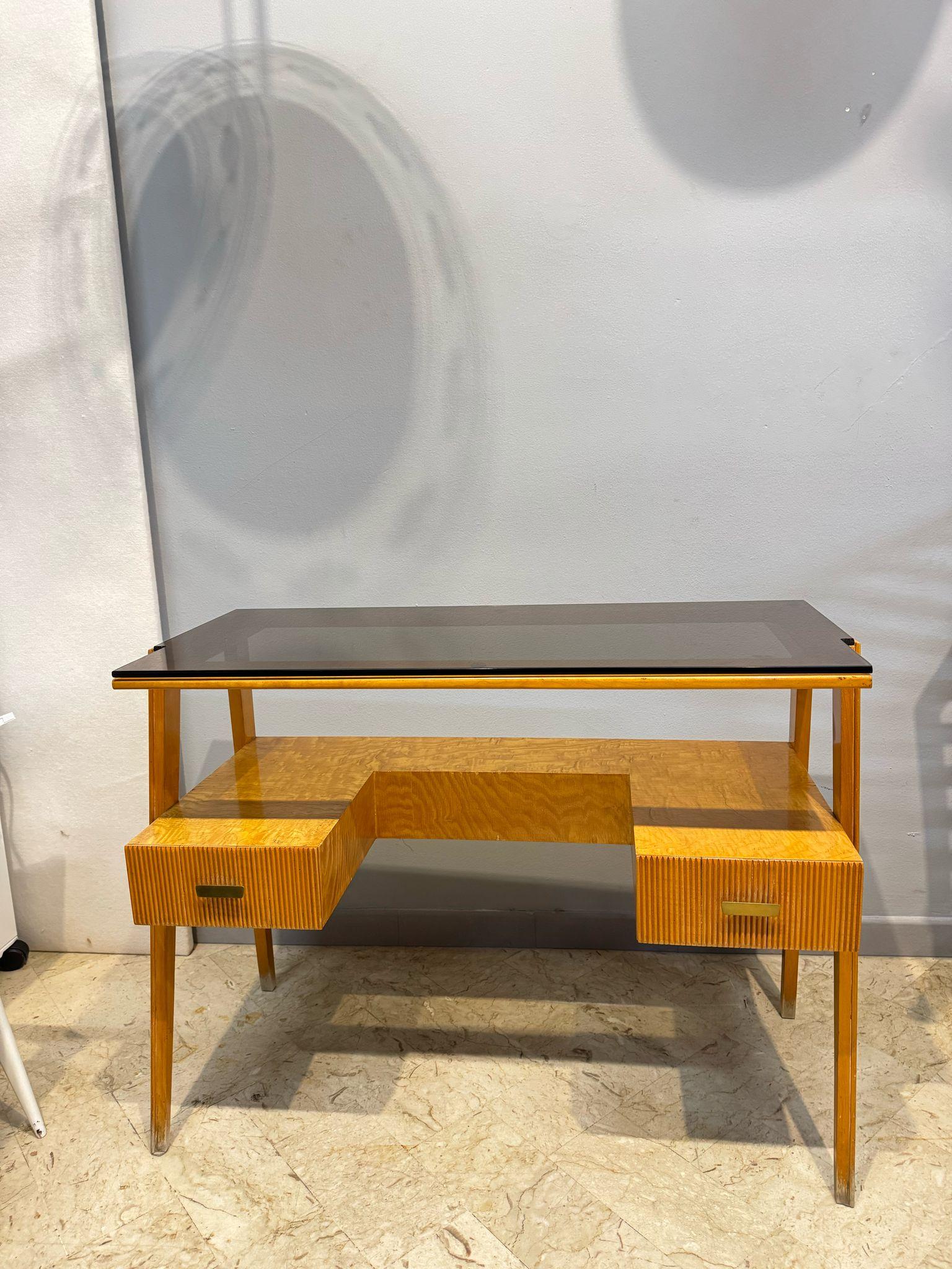 Mid-Century Schreibtisch aus Bruyèreholz und Rauchglas, 1960er Jahre im Zustand „Gut“ im Angebot in Palermo, IT