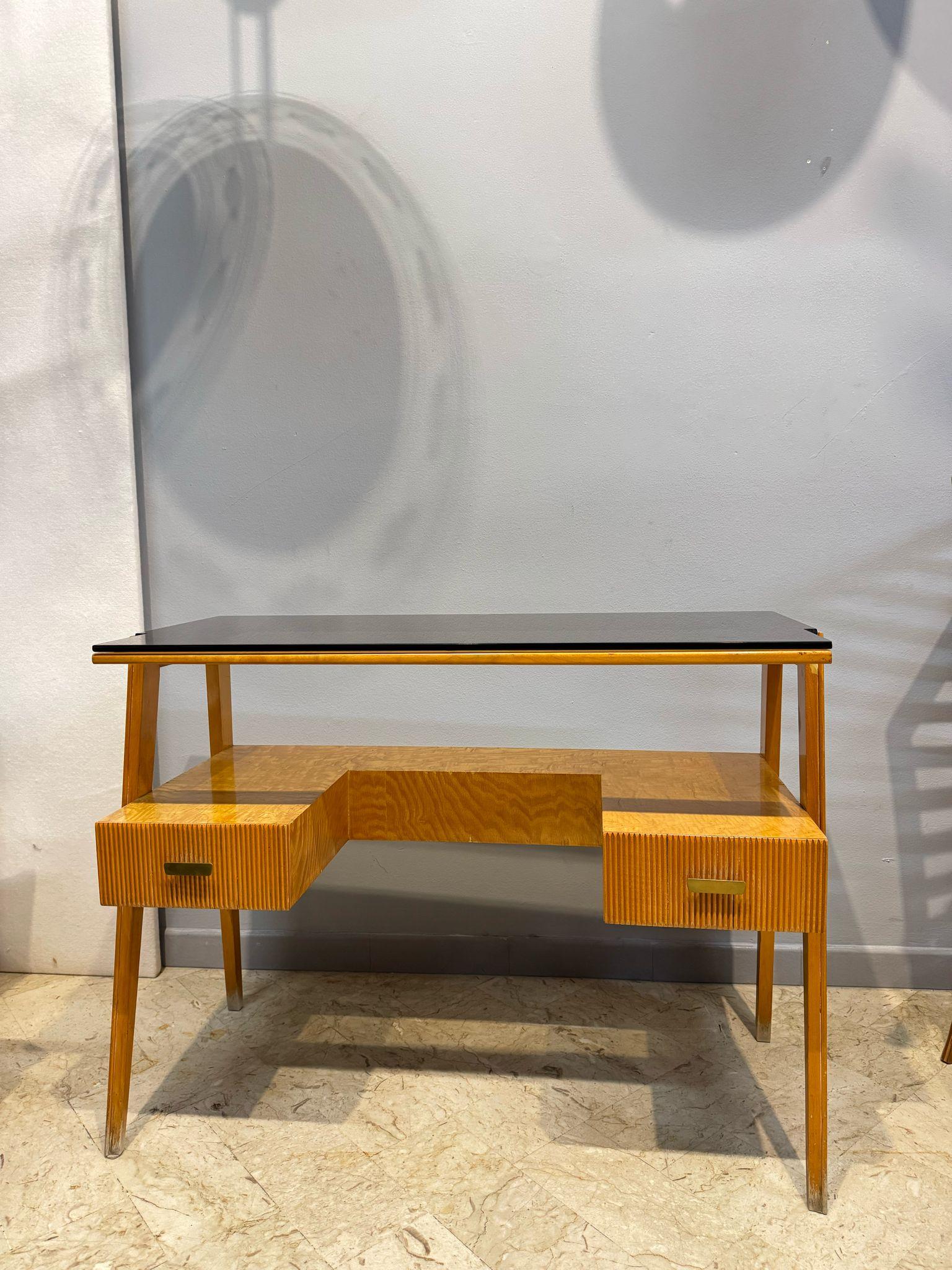 Mid-Century Schreibtisch aus Bruyèreholz und Rauchglas, 1960er Jahre (Mid-20th Century) im Angebot