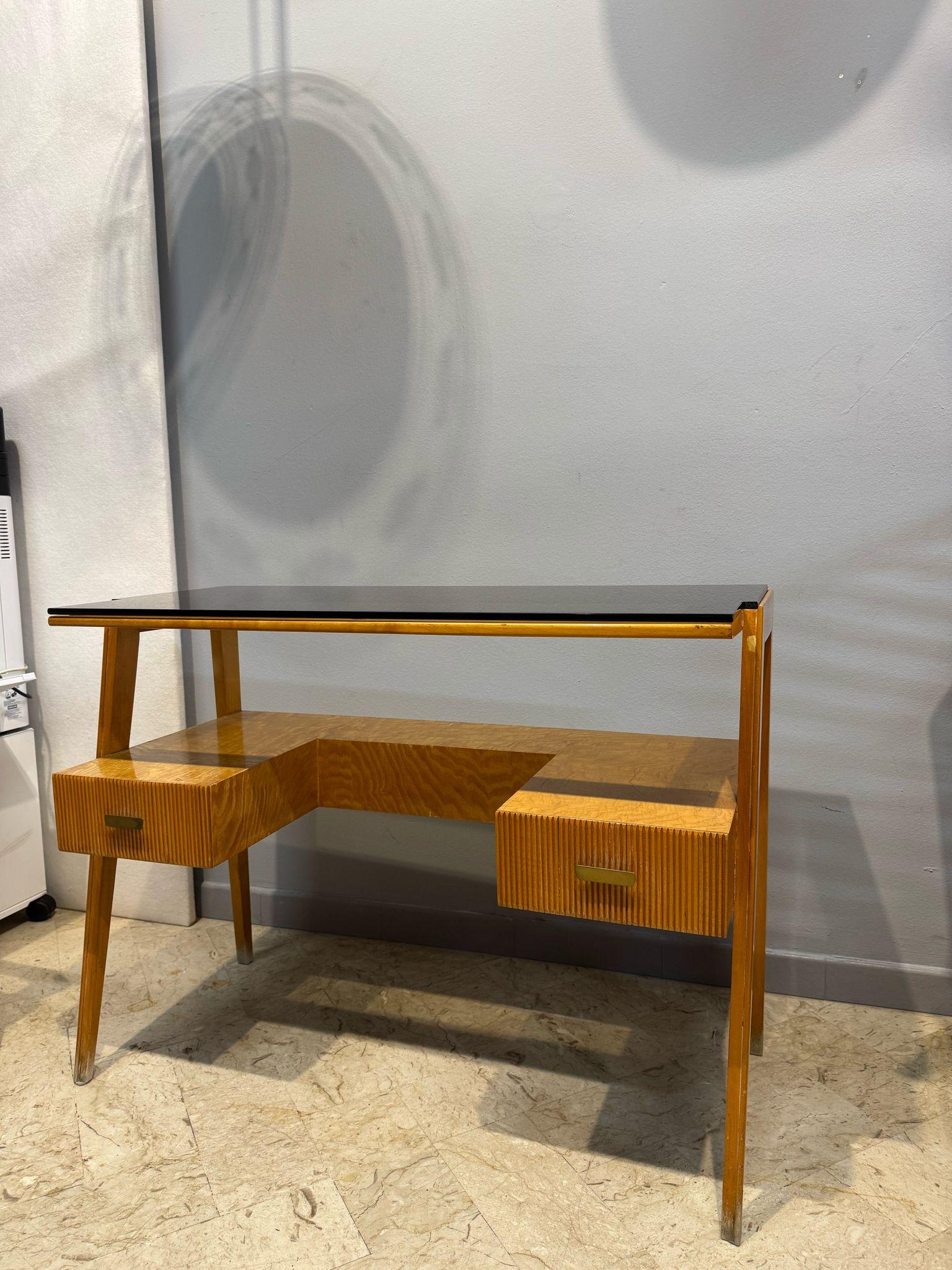 Mid-Century Schreibtisch aus Bruyèreholz und Rauchglas, 1960er Jahre (Glas) im Angebot