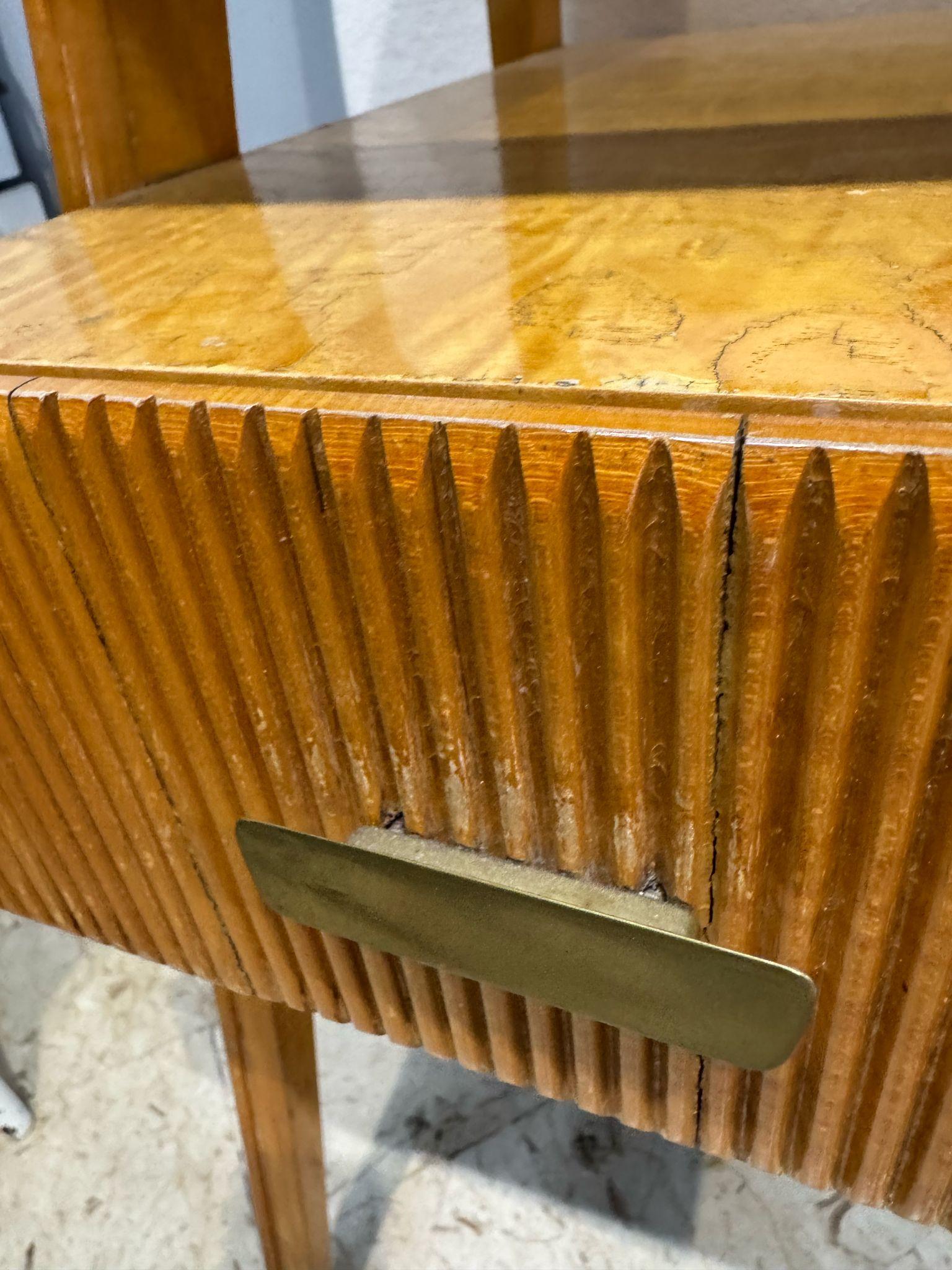 Mid-Century Schreibtisch aus Bruyèreholz und Rauchglas, 1960er Jahre im Angebot 1