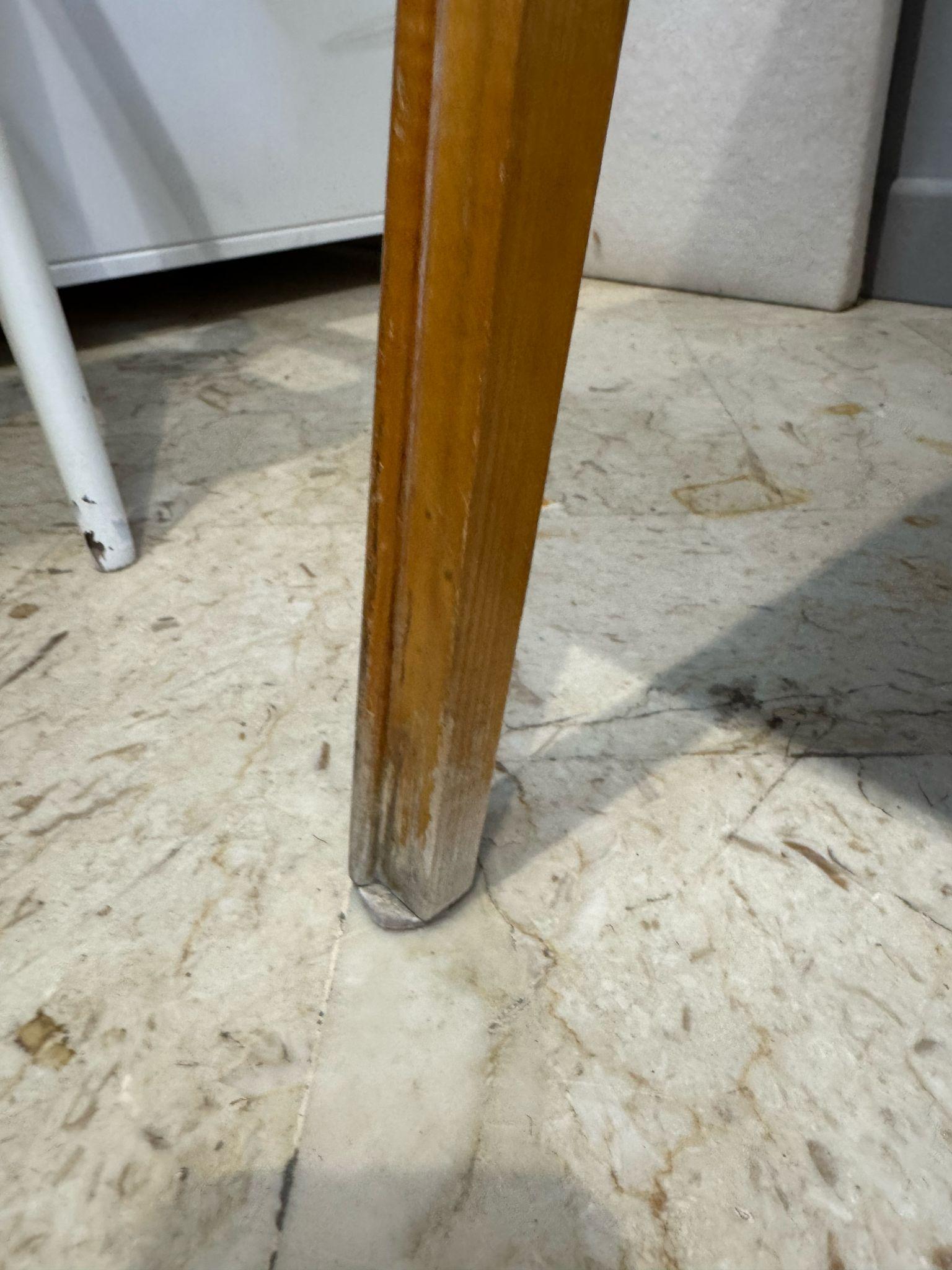 Mid-Century Schreibtisch aus Bruyèreholz und Rauchglas, 1960er Jahre im Angebot 4
