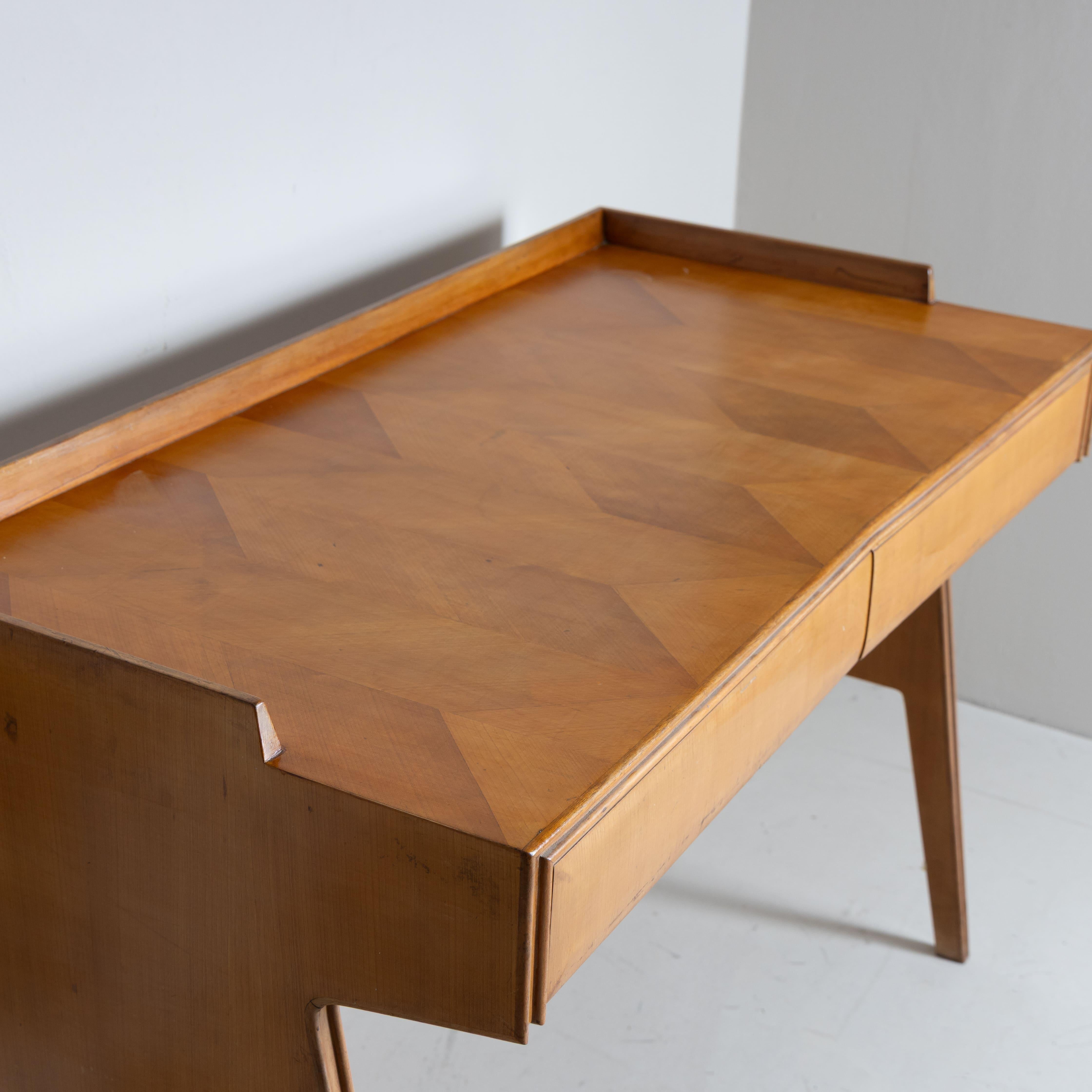 Scrivania mid-century, legno intarsiato, 1950 circa In condizioni buone in vendita a Milano, Lombardia