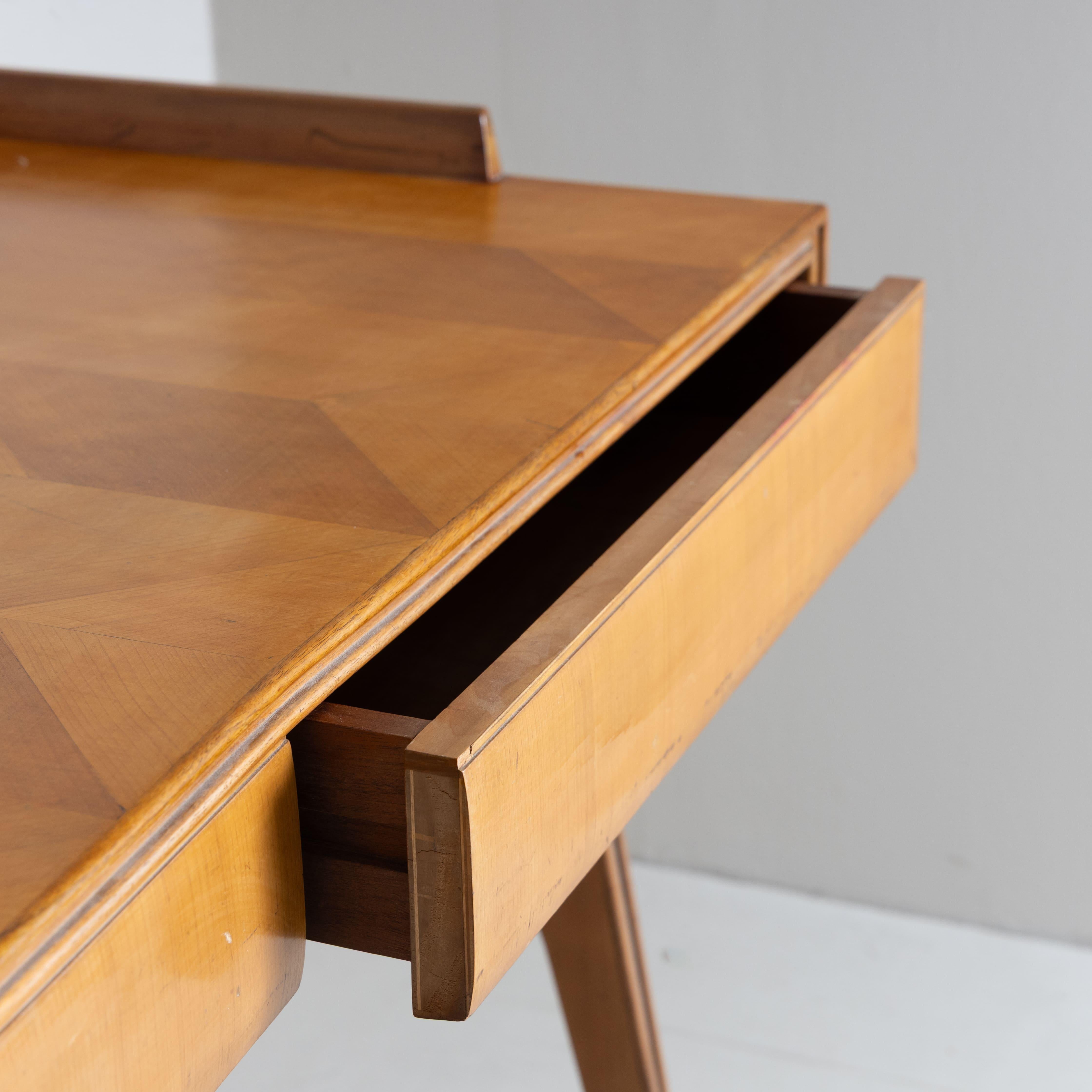 Scrivania mid-century, legno intarsiato, 1950 circa in vendita 1