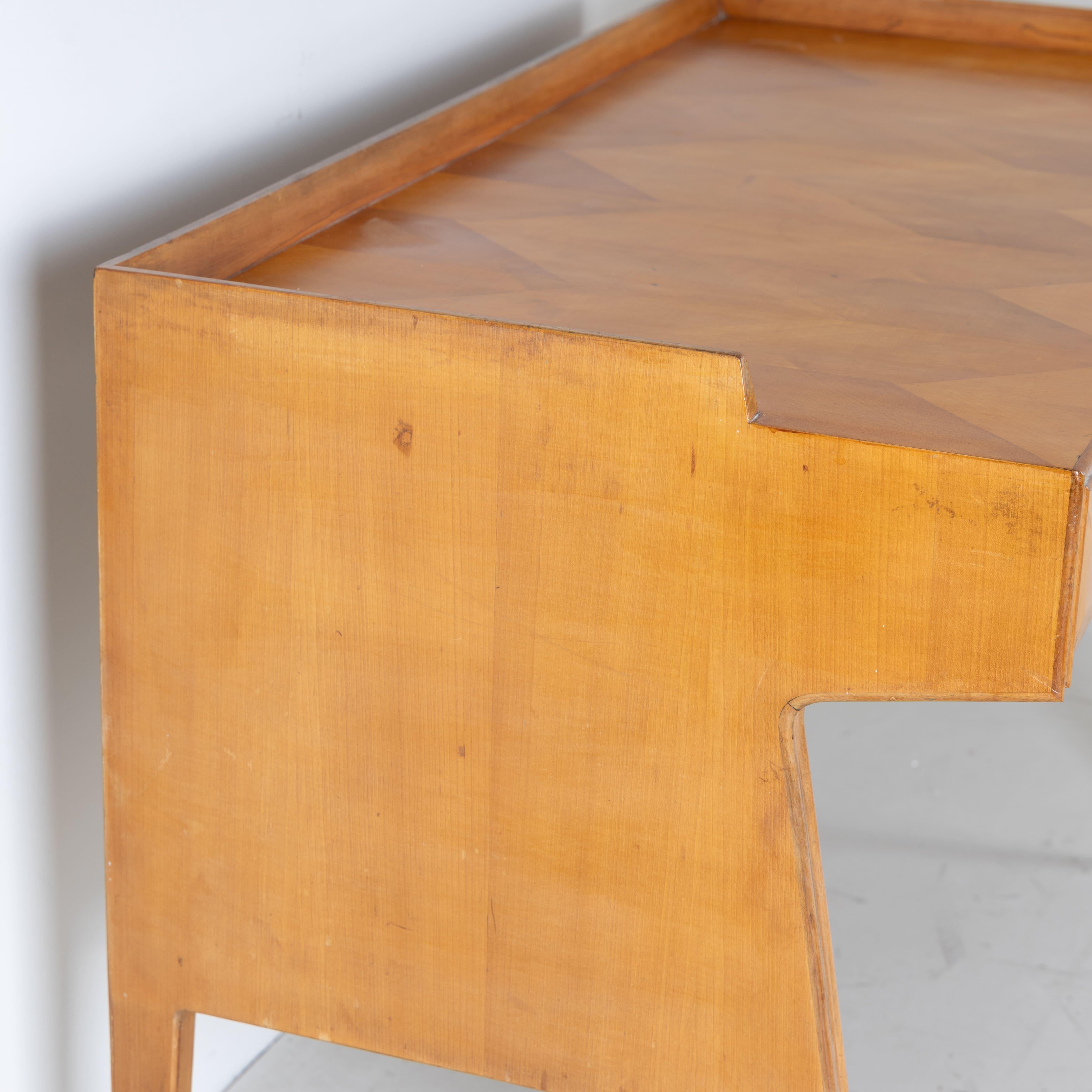 Scrivania mid-century, legno intarsiato, 1950 circa in vendita 2
