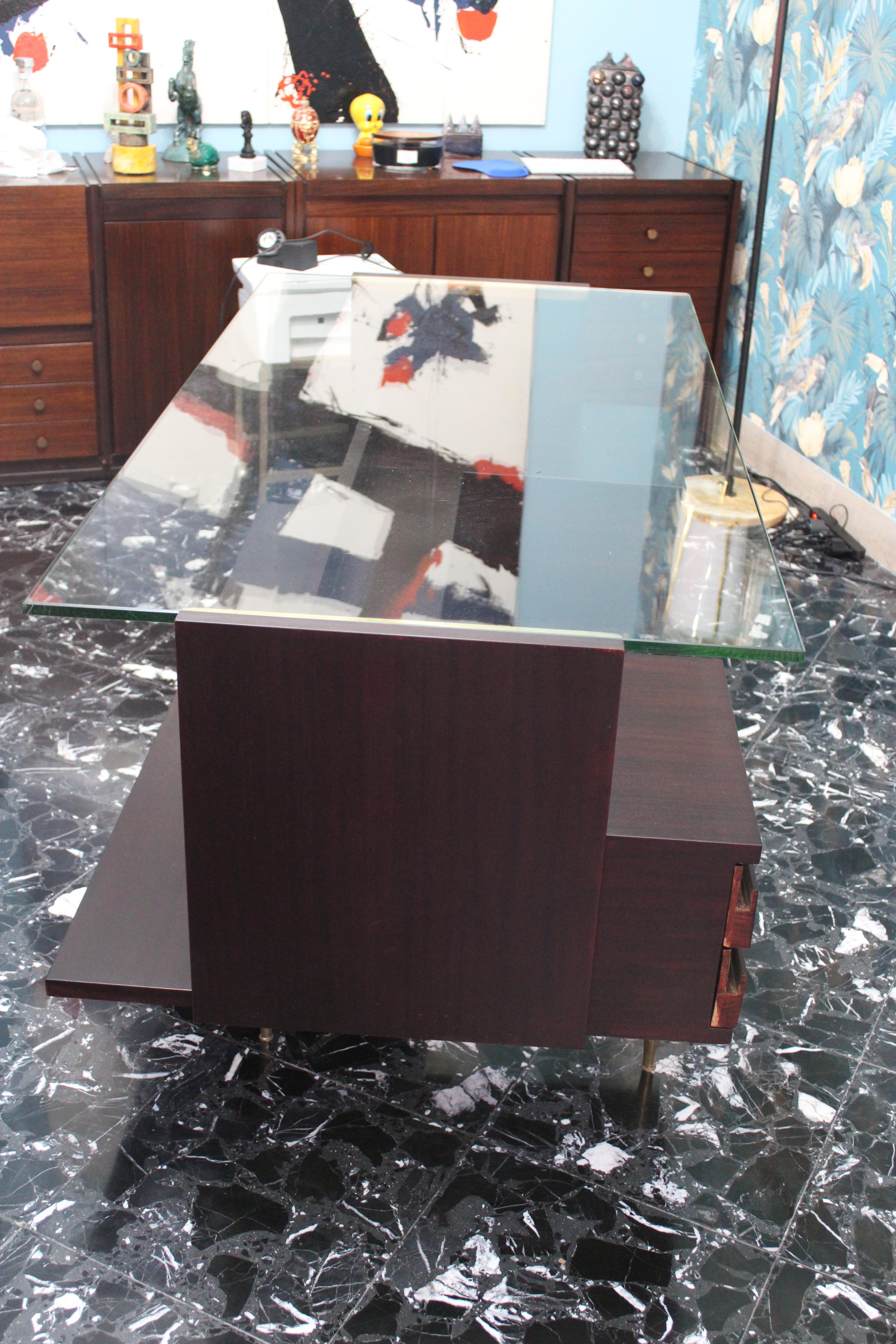 Schreibtisch aus der Mitte des Jahrhunderts Messing Holz und Laminat Kristallplatte Gio Ponti Stil im Angebot 4