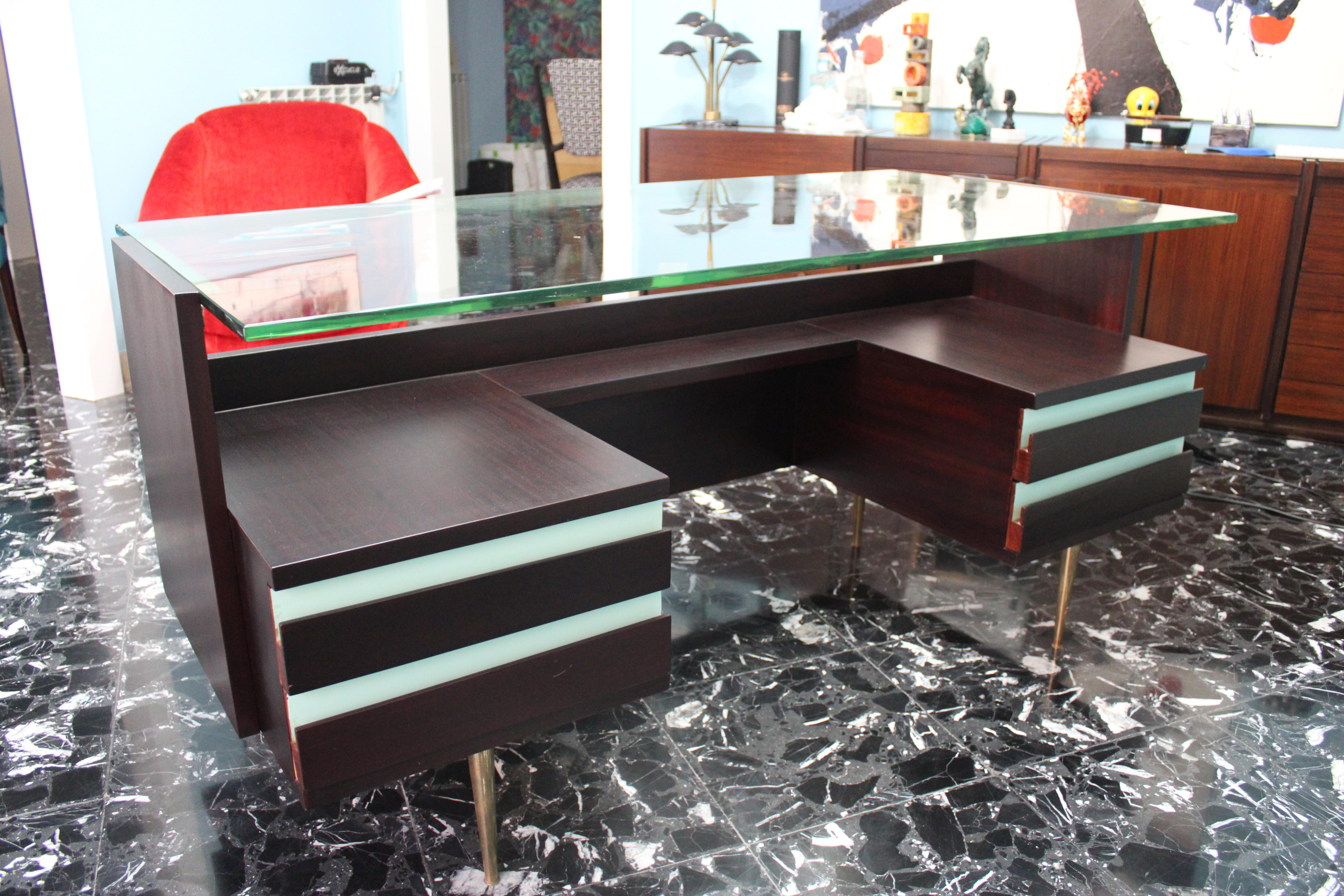 Schreibtisch aus der Mitte des Jahrhunderts Messing Holz und Laminat Kristallplatte Gio Ponti Stil im Angebot 5