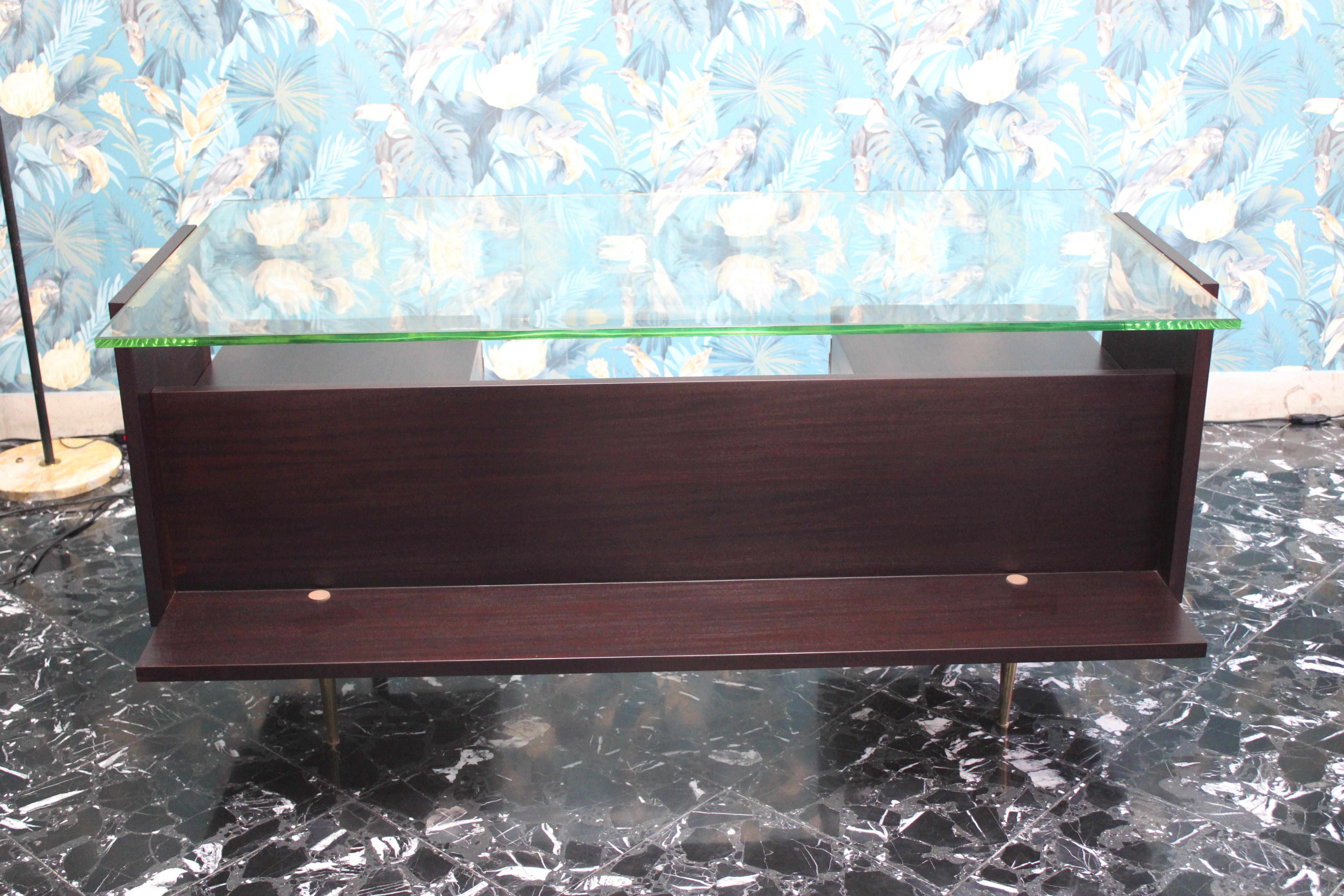 besonderer Schreibtisch aus den 1950er Jahren aus Nussbaumholz mit einer Kristallablage, Messingbeinen und Schubladen mit hellblauem Laminat, der sehr an den Stil von Gio Ponti erinnert.