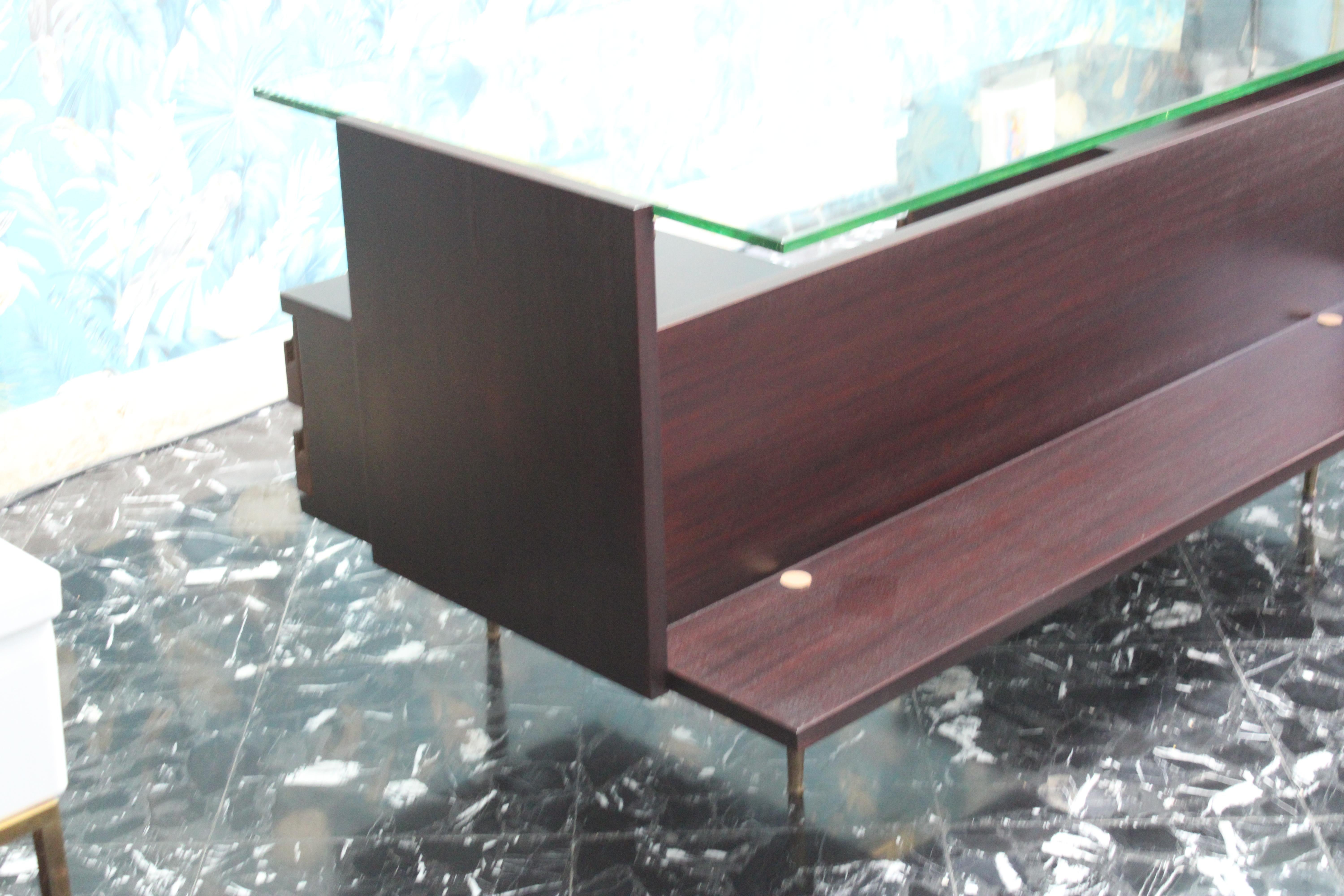 Schreibtisch aus der Mitte des Jahrhunderts Messing Holz und Laminat Kristallplatte Gio Ponti Stil (Moderne der Mitte des Jahrhunderts) im Angebot