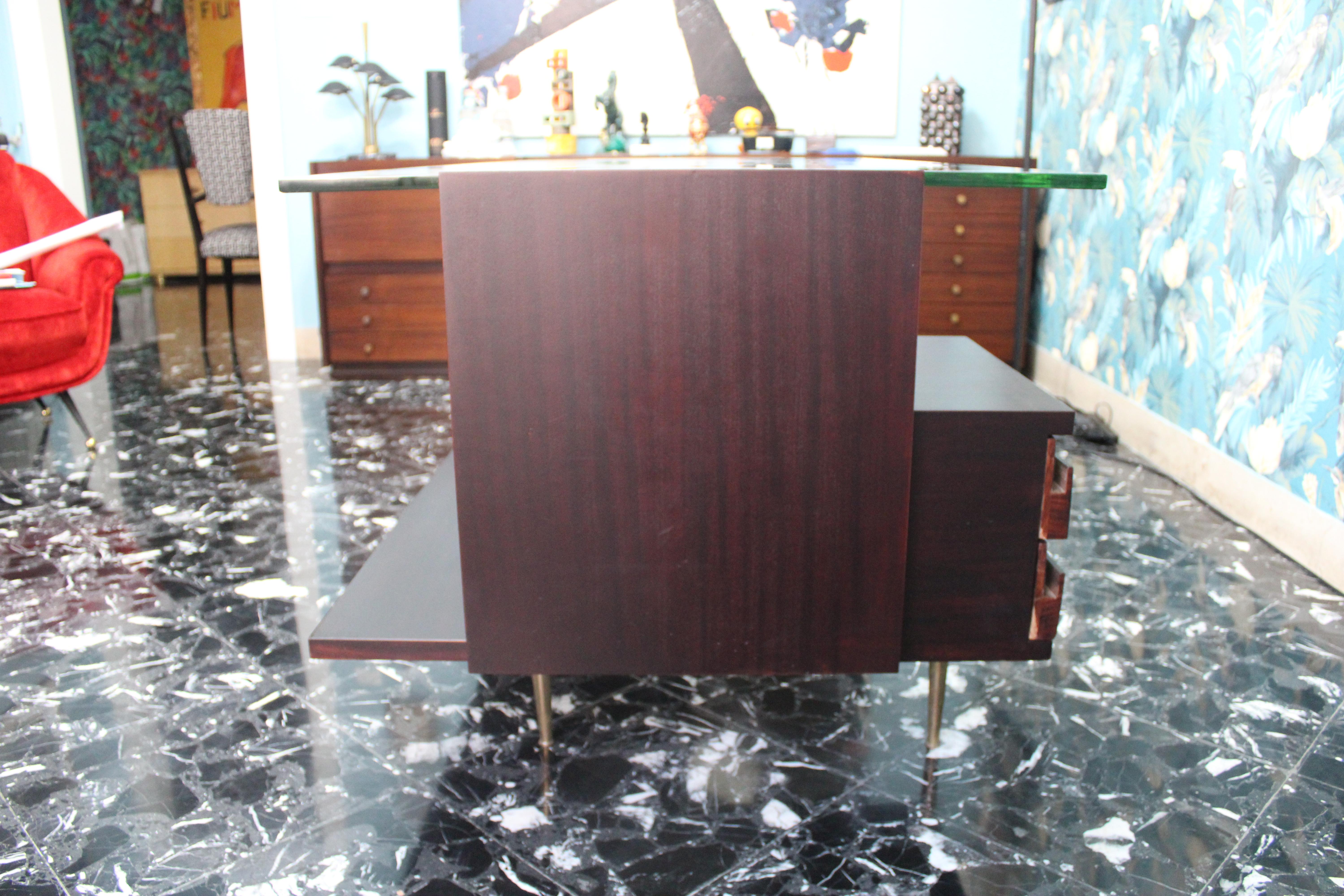 Schreibtisch aus der Mitte des Jahrhunderts Messing Holz und Laminat Kristallplatte Gio Ponti Stil (Italian) im Angebot