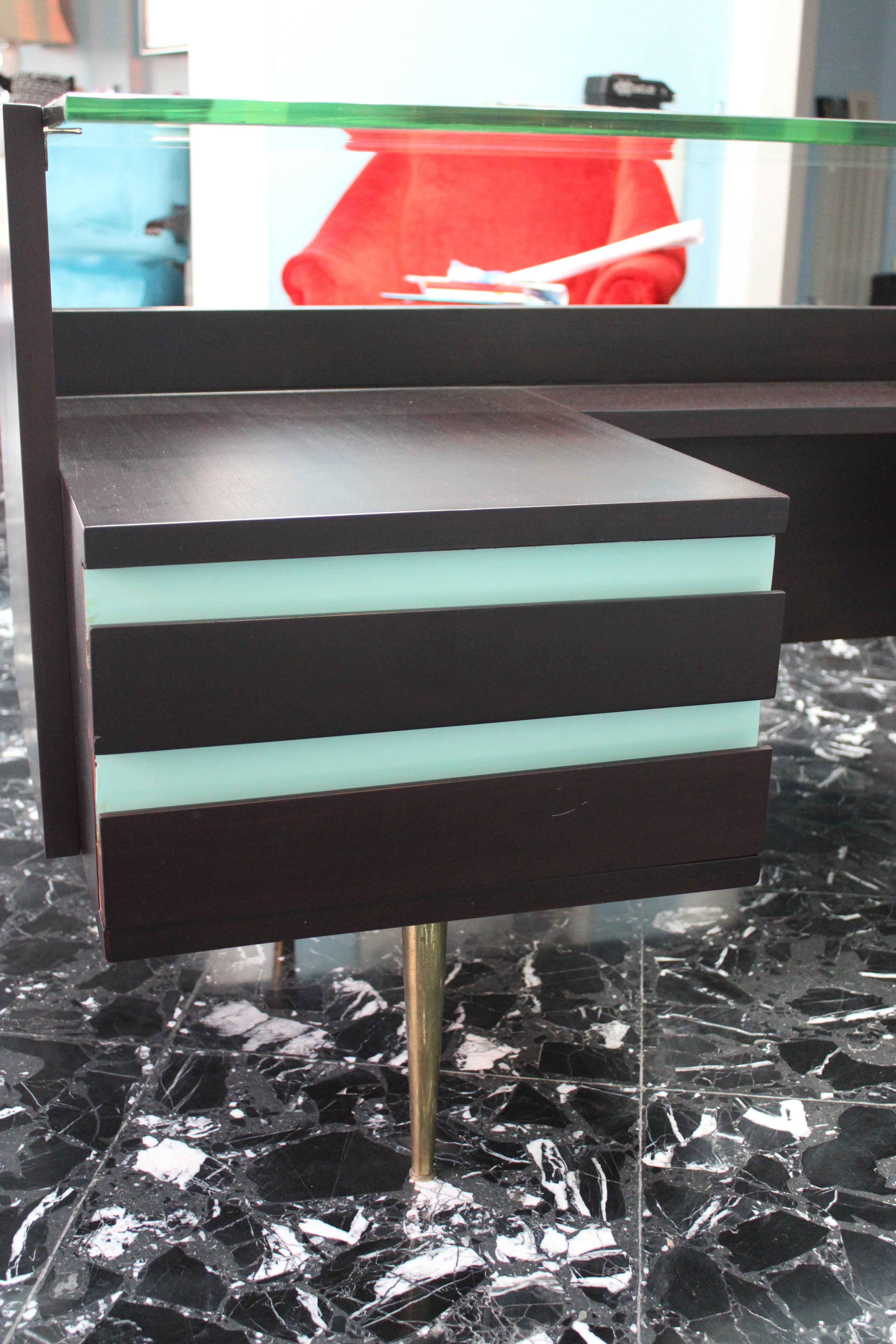 Schreibtisch aus der Mitte des Jahrhunderts Messing Holz und Laminat Kristallplatte Gio Ponti Stil im Angebot 1