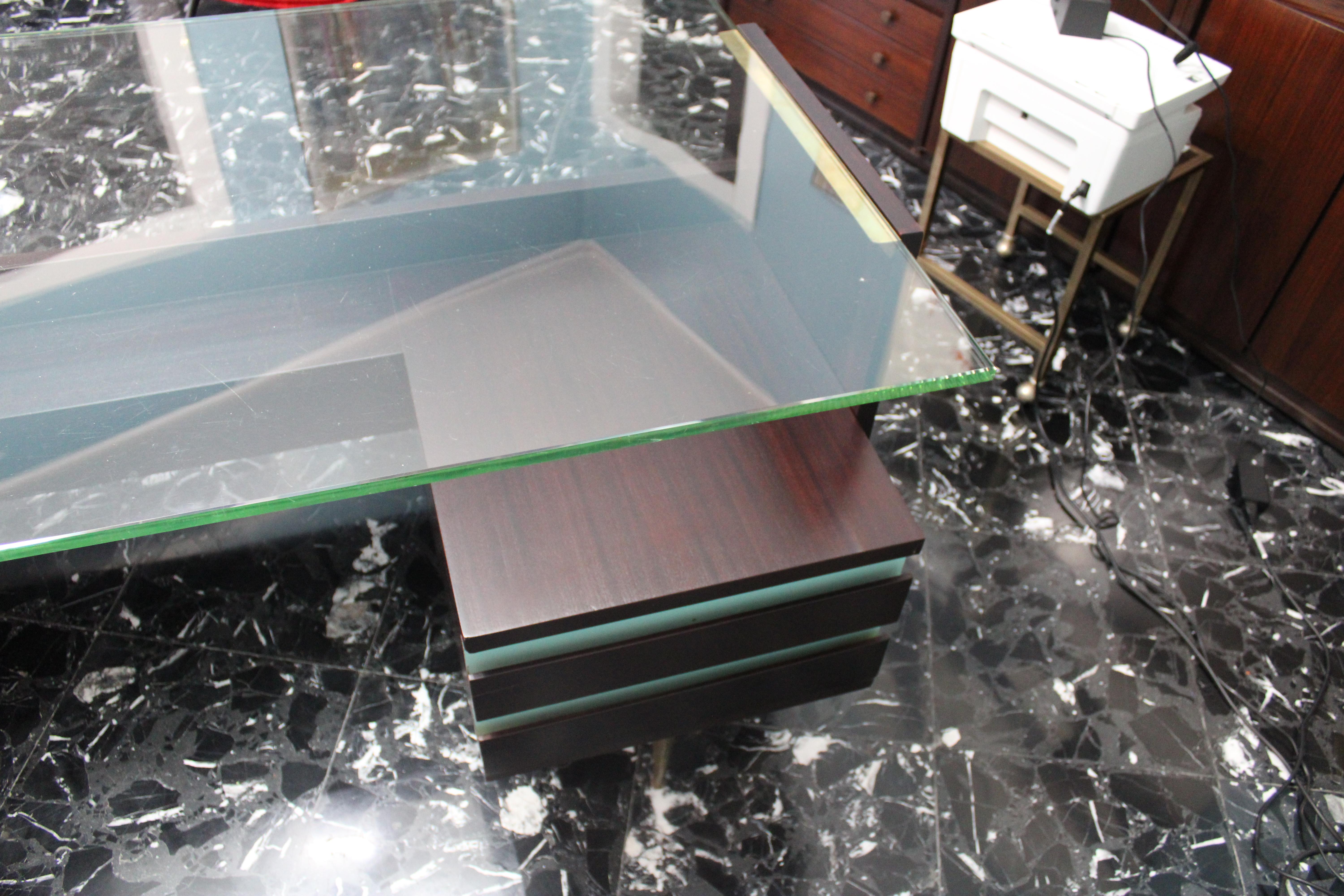 Schreibtisch aus der Mitte des Jahrhunderts Messing Holz und Laminat Kristallplatte Gio Ponti Stil im Angebot 3